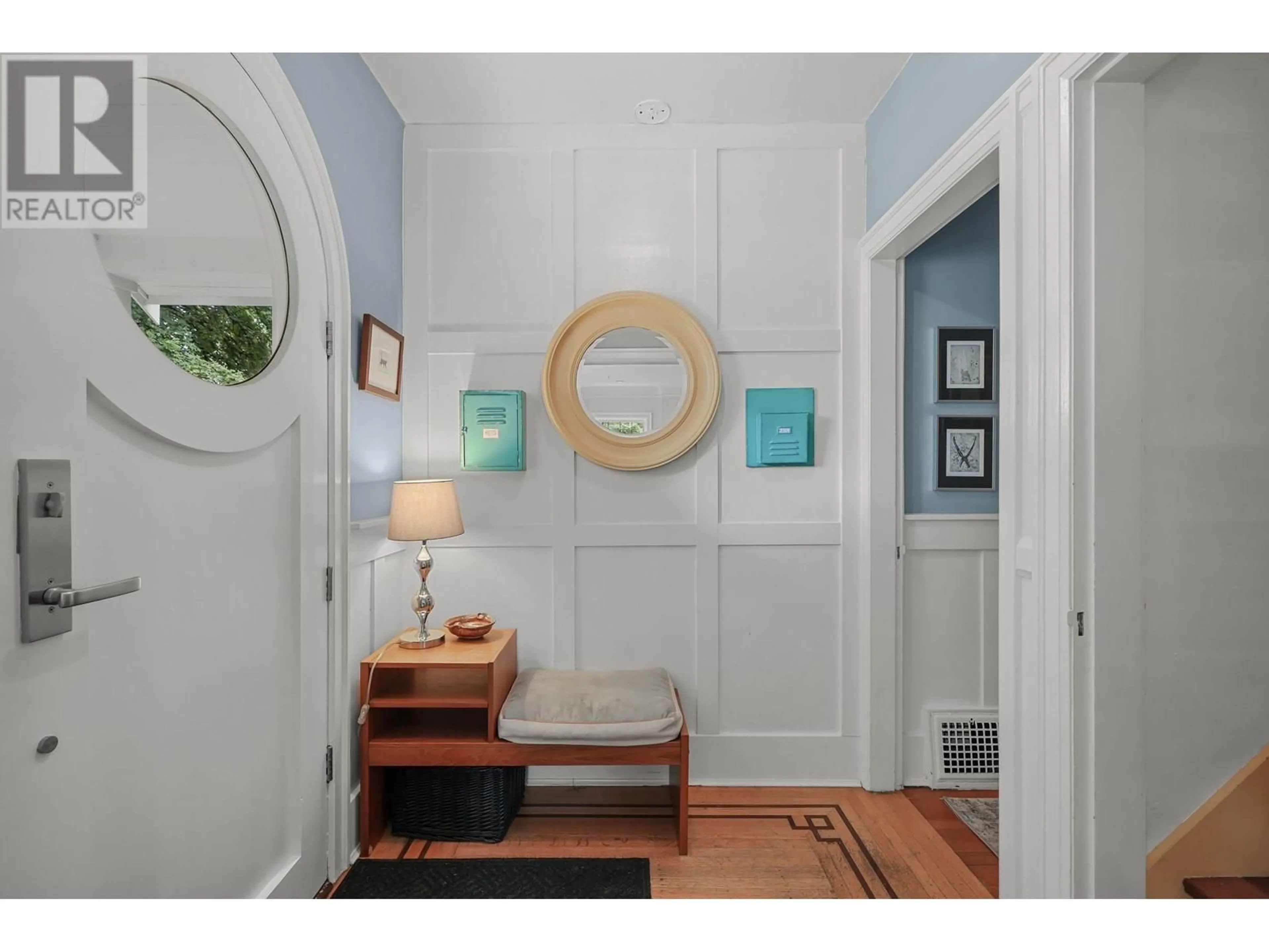 Indoor entryway for 1556 KAMLOOPS STREET, Vancouver British Columbia V5K3W2