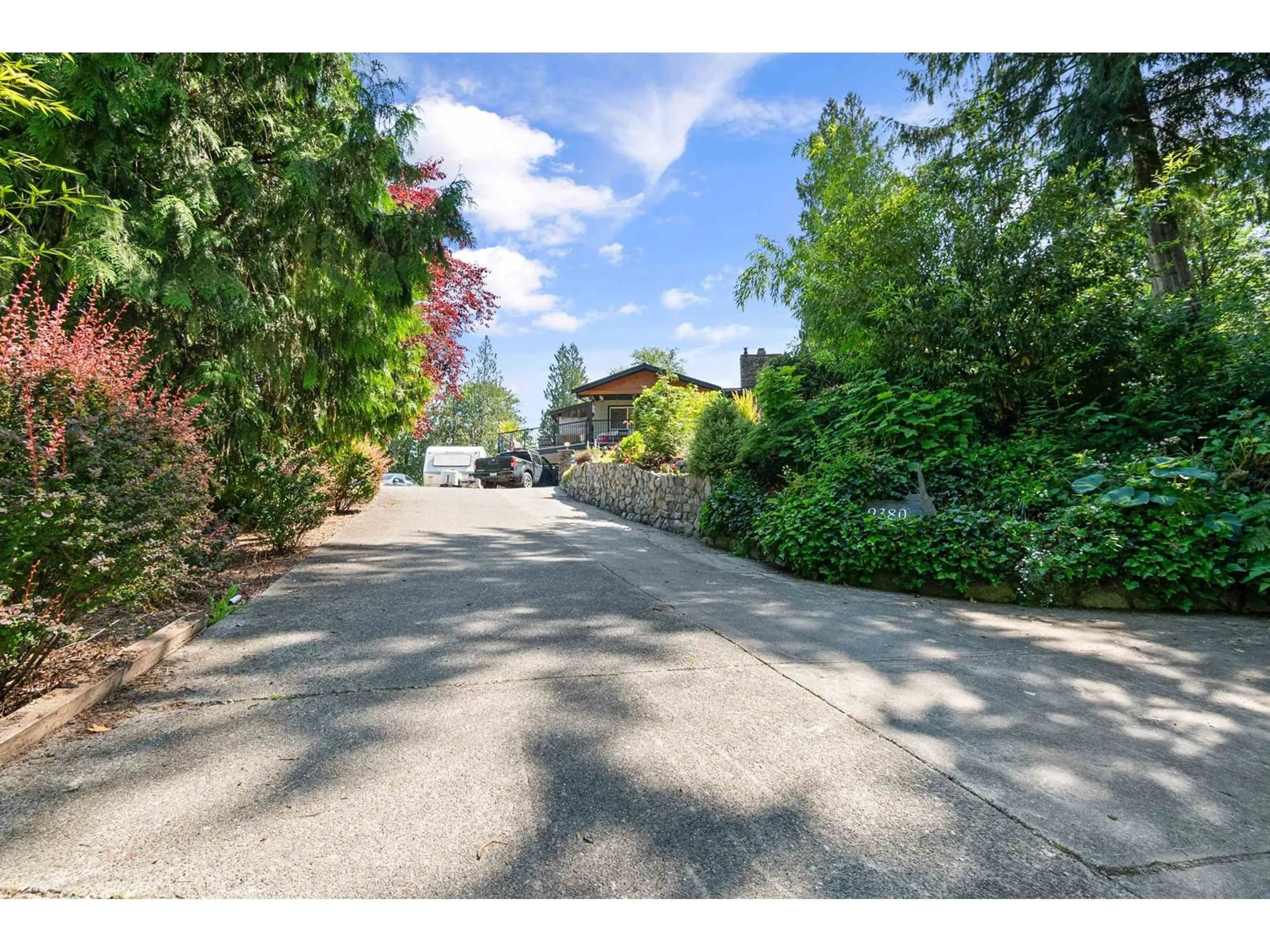 A pic from outside/outdoor area/front of a property/back of a property/a pic from drone, street for 9380 HAYWARD, Mission British Columbia V4S1J1