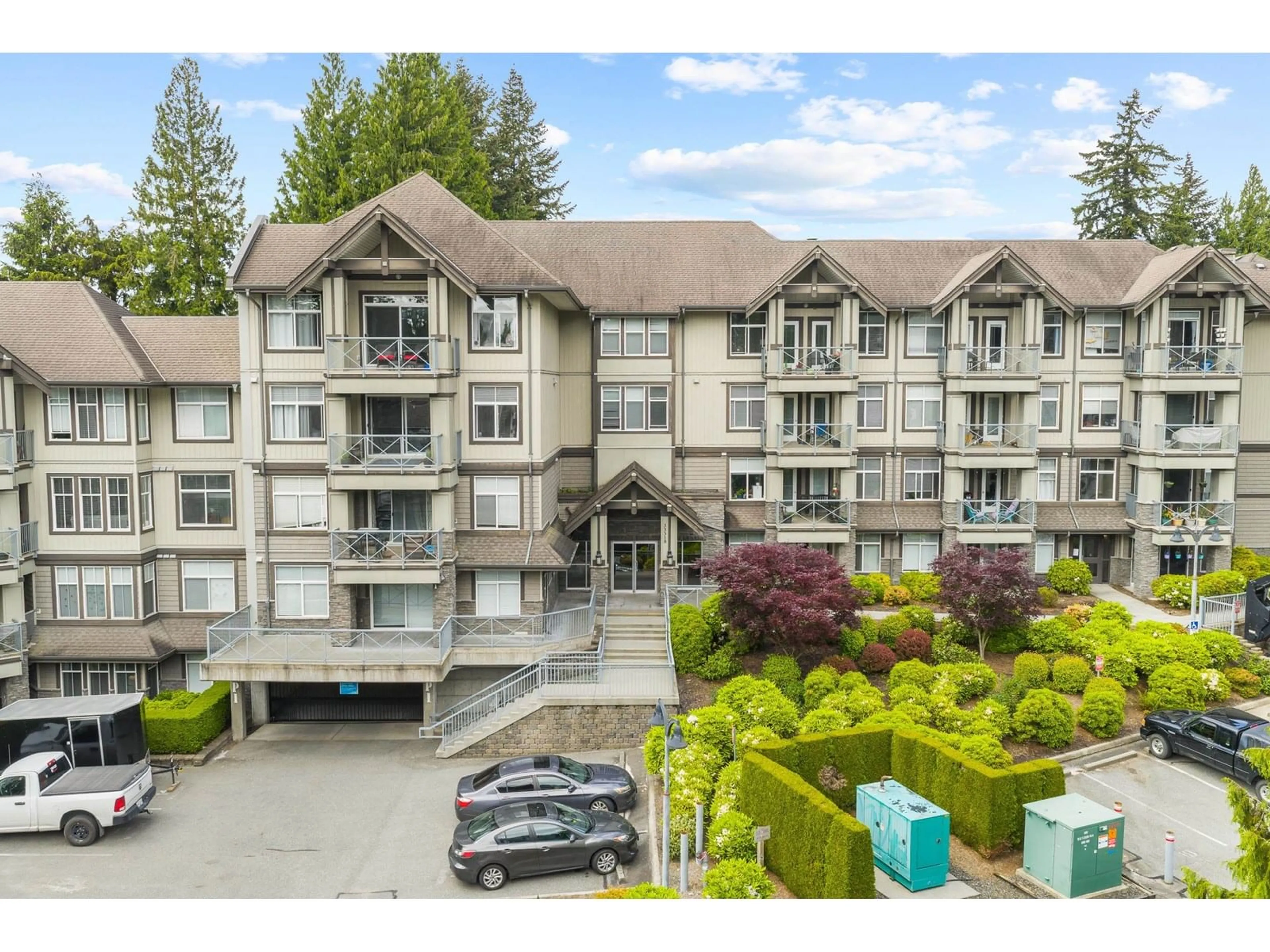 A pic from outside/outdoor area/front of a property/back of a property/a pic from drone, mountain view for 103 - 33318 BOURQUIN EAST, Abbotsford British Columbia V2S0A6
