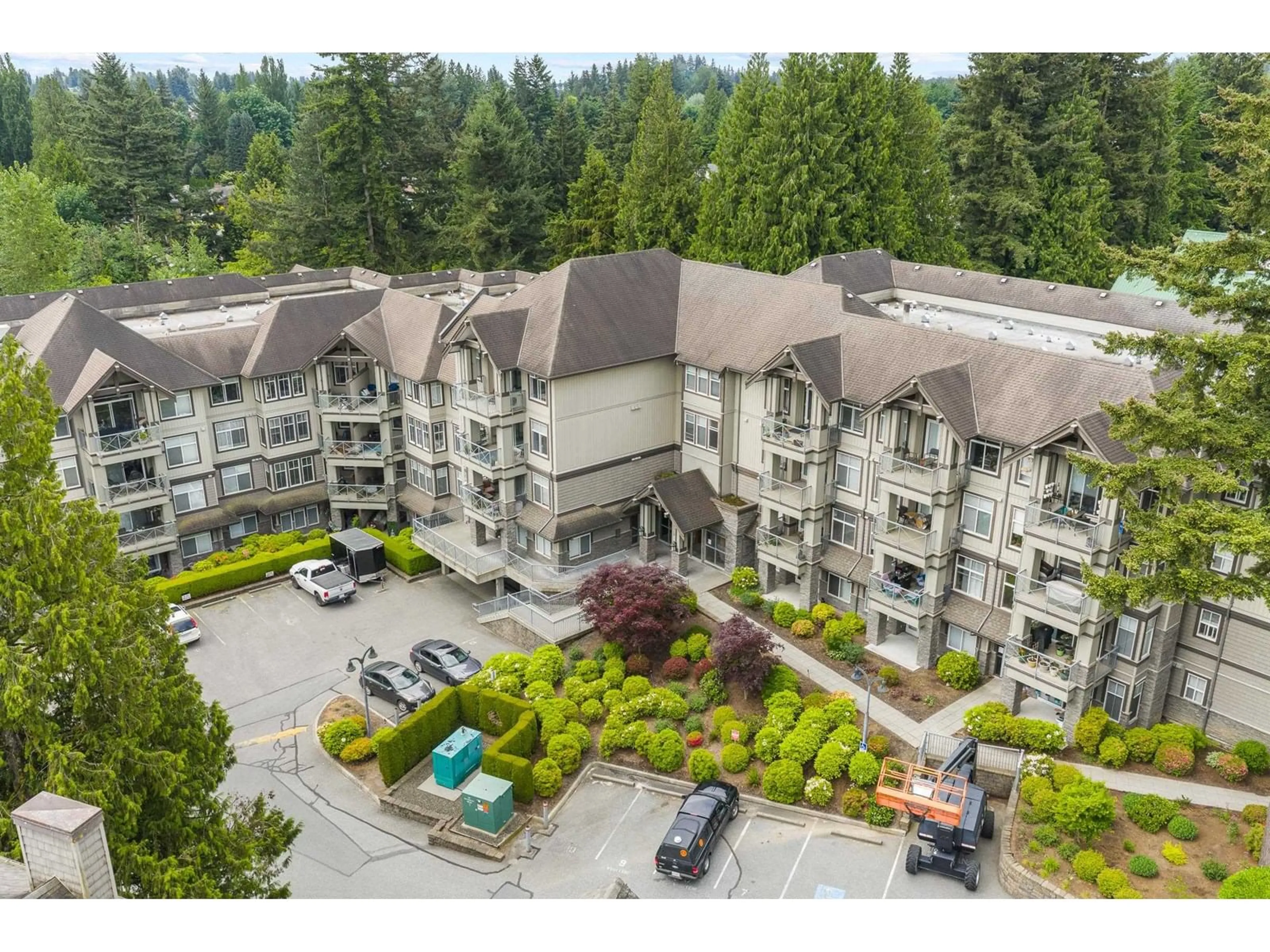 A pic from outside/outdoor area/front of a property/back of a property/a pic from drone, mountain view for 103 - 33318 BOURQUIN EAST, Abbotsford British Columbia V2S0A6