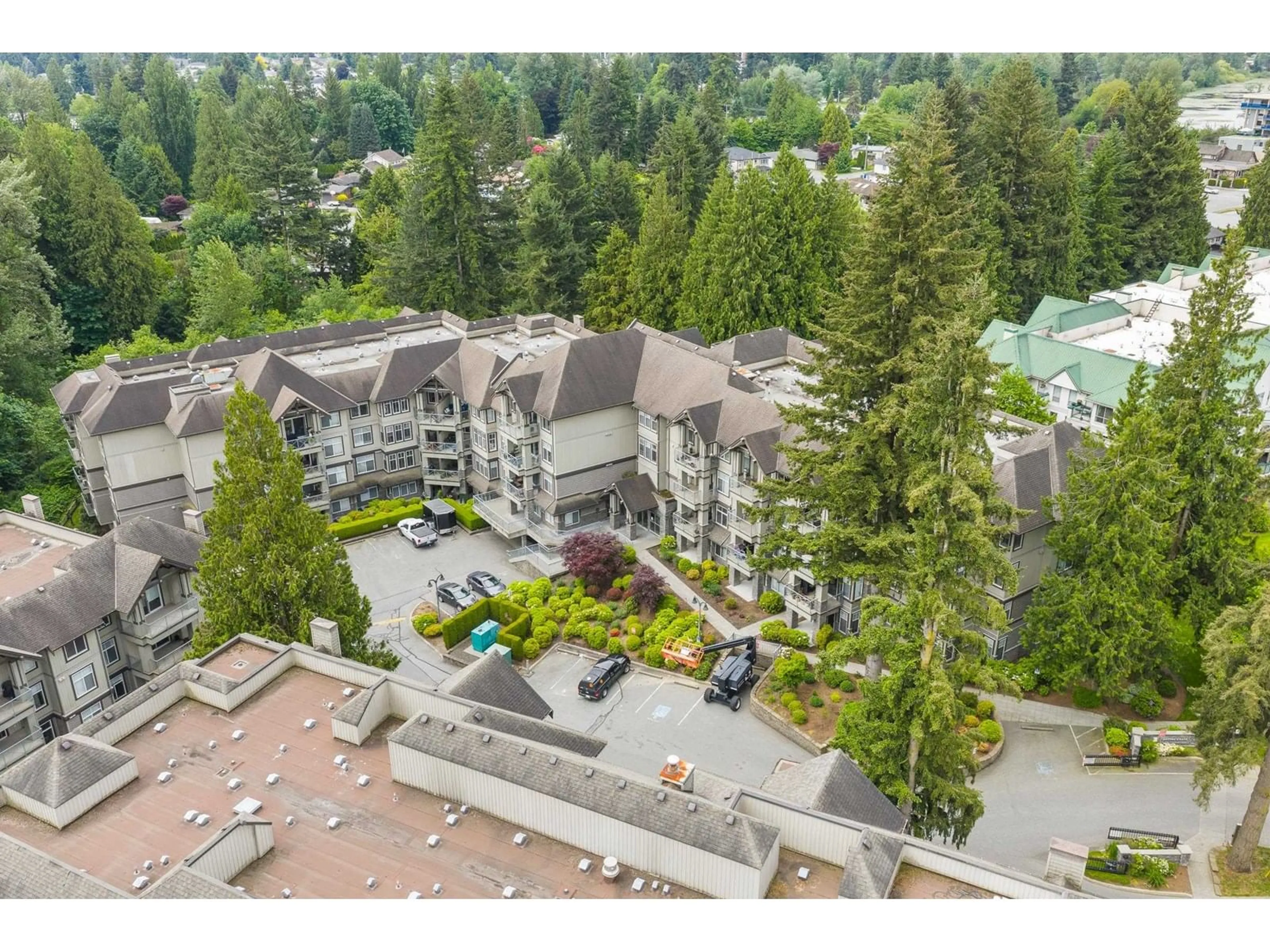 A pic from outside/outdoor area/front of a property/back of a property/a pic from drone, mountain view for 103 - 33318 BOURQUIN EAST, Abbotsford British Columbia V2S0A6
