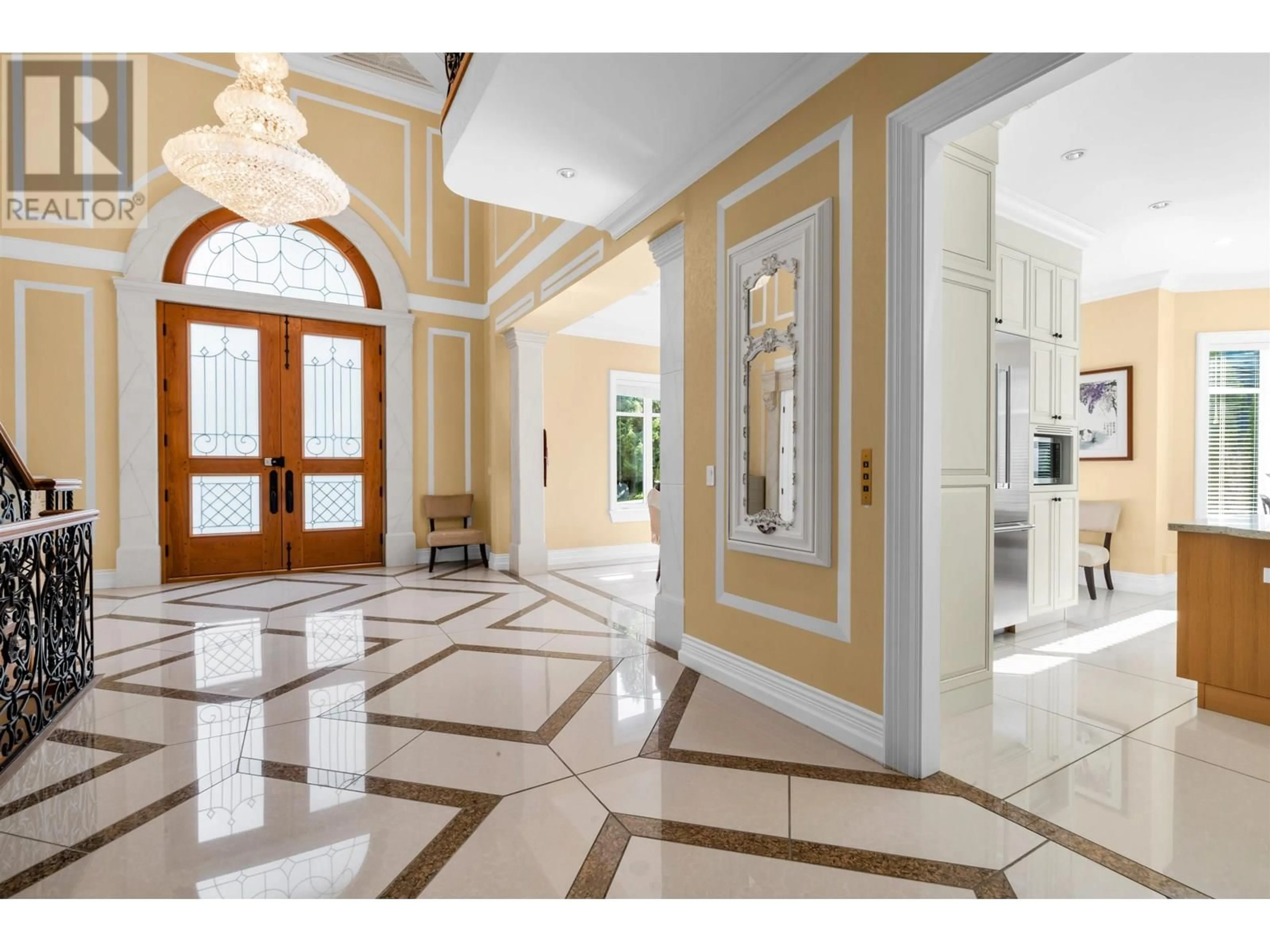 Indoor foyer for 8233 GOVERNMENT ROAD, Burnaby British Columbia V5A2E4