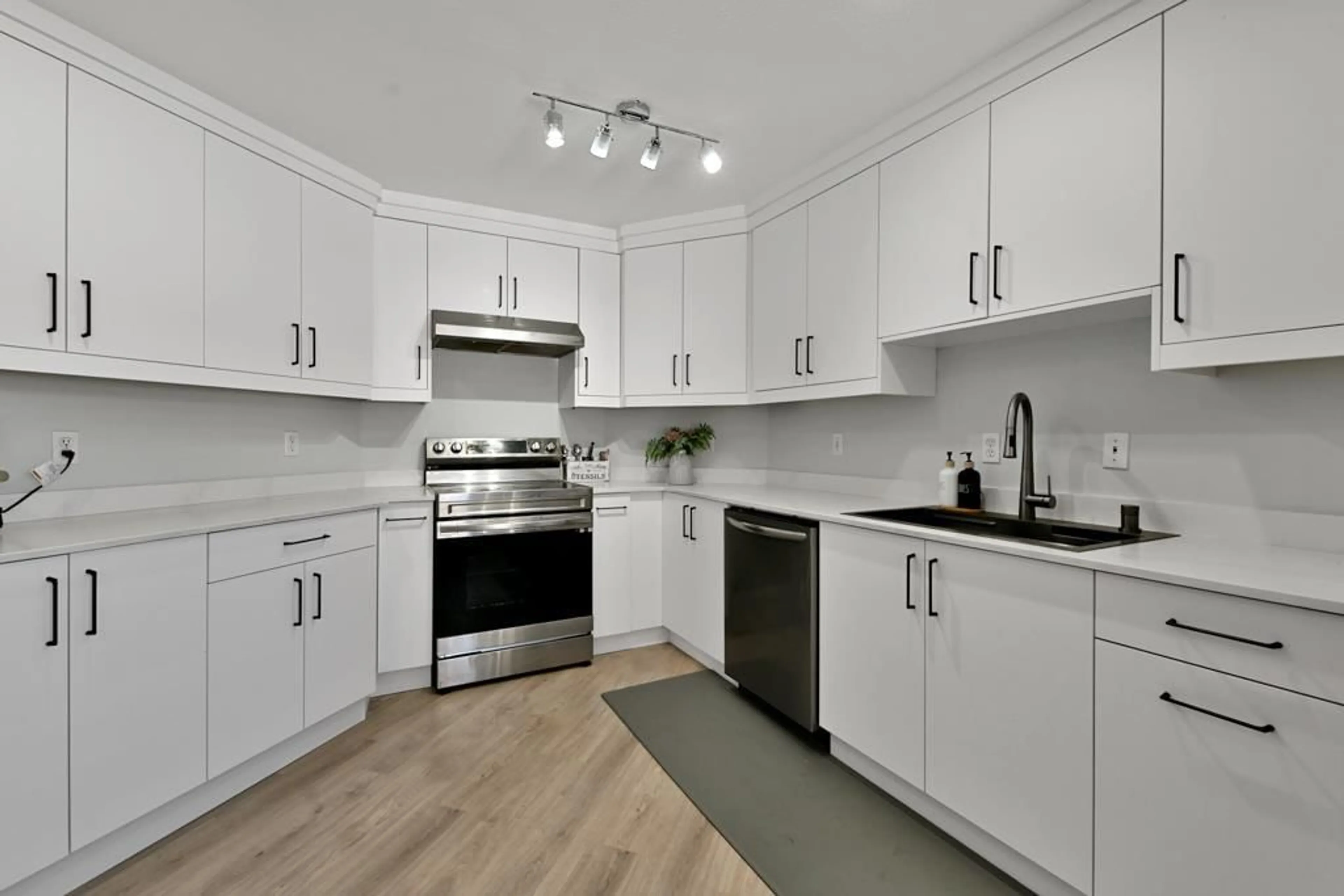 Standard kitchen, ceramic/tile floor for 125 - 3080 TOWNLINE, Abbotsford British Columbia V2T5M2