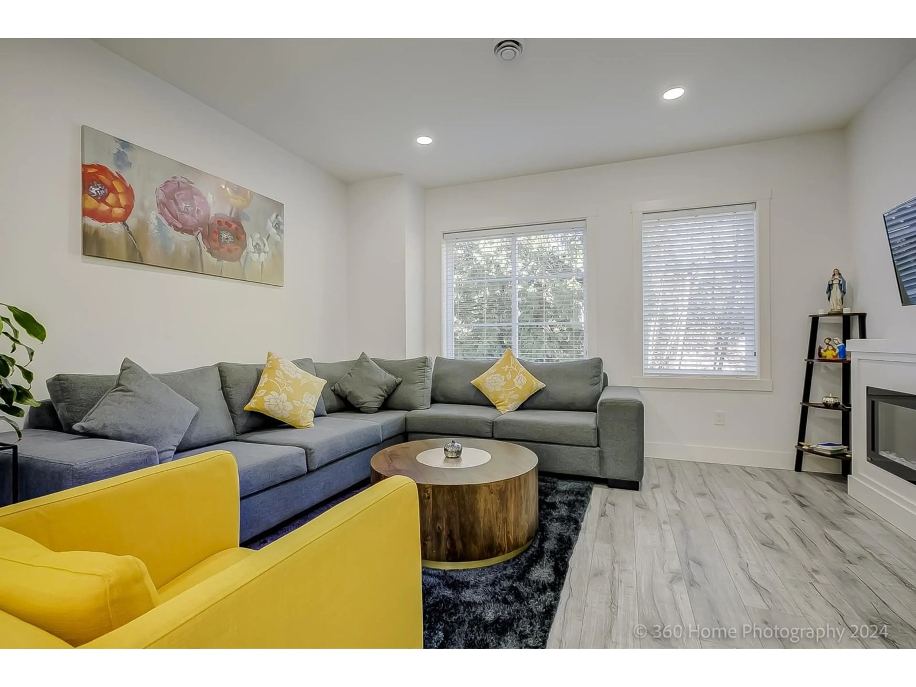 Living room with furniture, wood/laminate floor for 58 - 5867 129, Surrey British Columbia V3X0J4