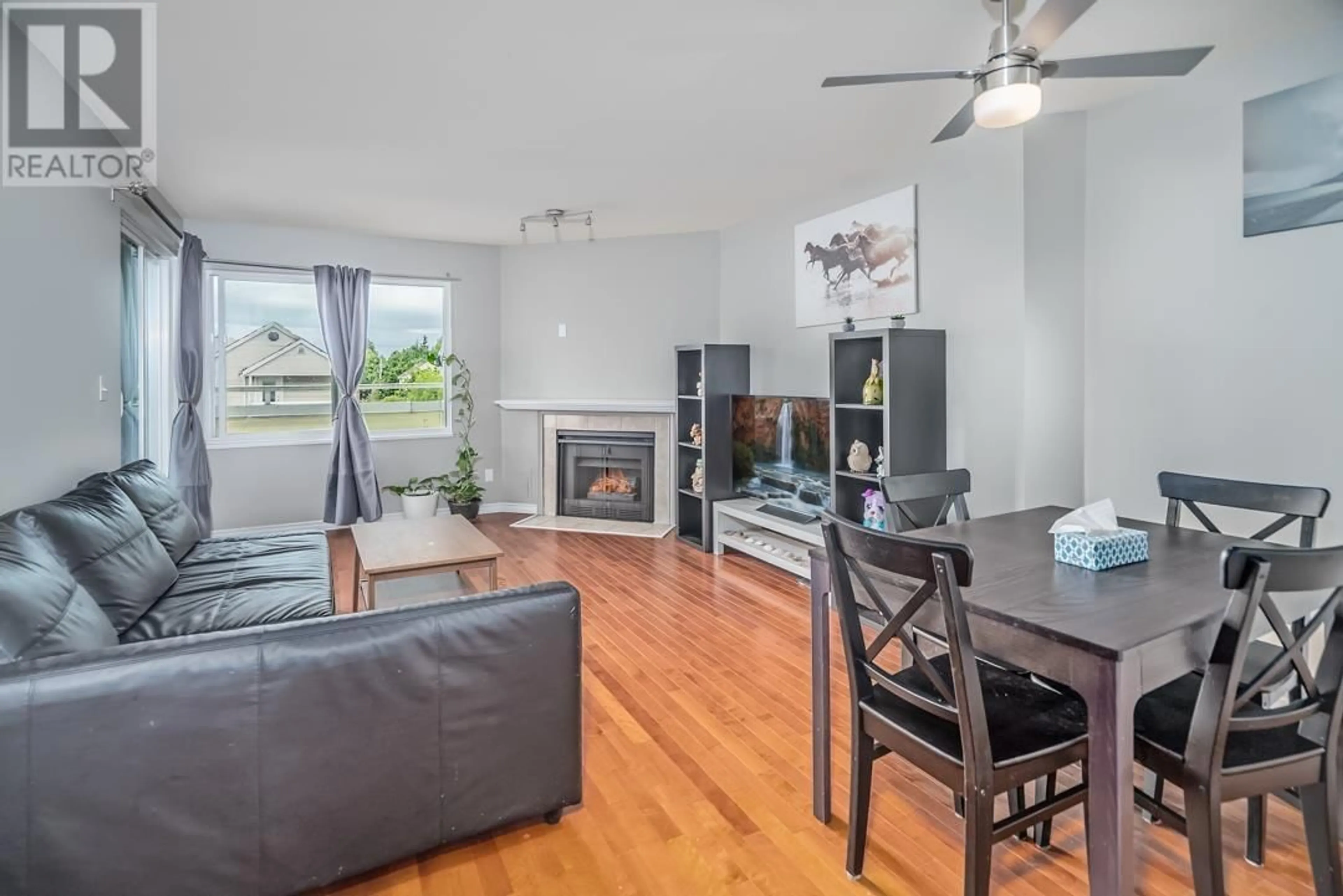 Living room with furniture, wood/laminate floor for 23 - 5661 LADNER TRUNK ROAD, Delta British Columbia V4K1X3