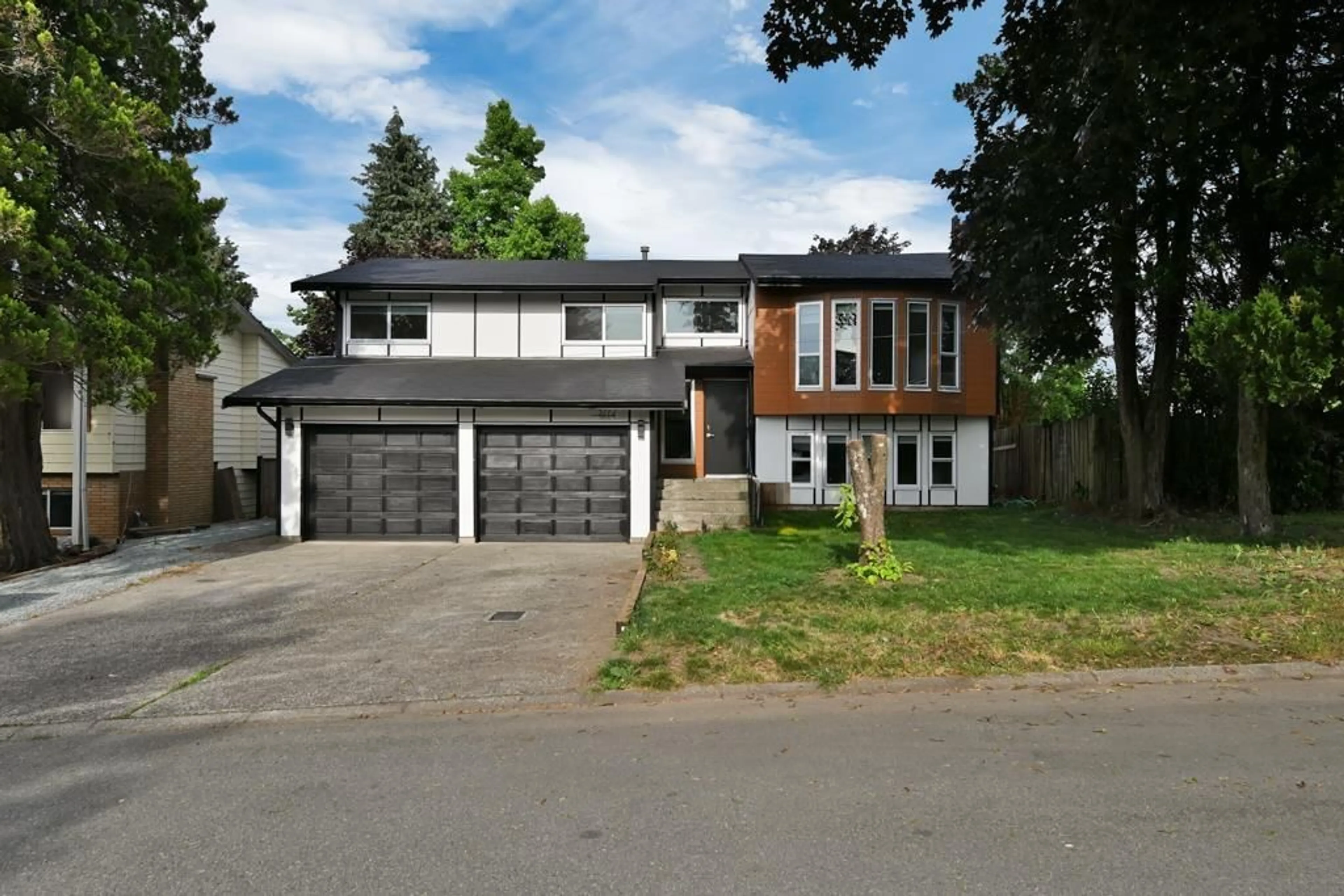 Home with vinyl exterior material, street for 3772 LINDSAY, Abbotsford British Columbia V2S7A3