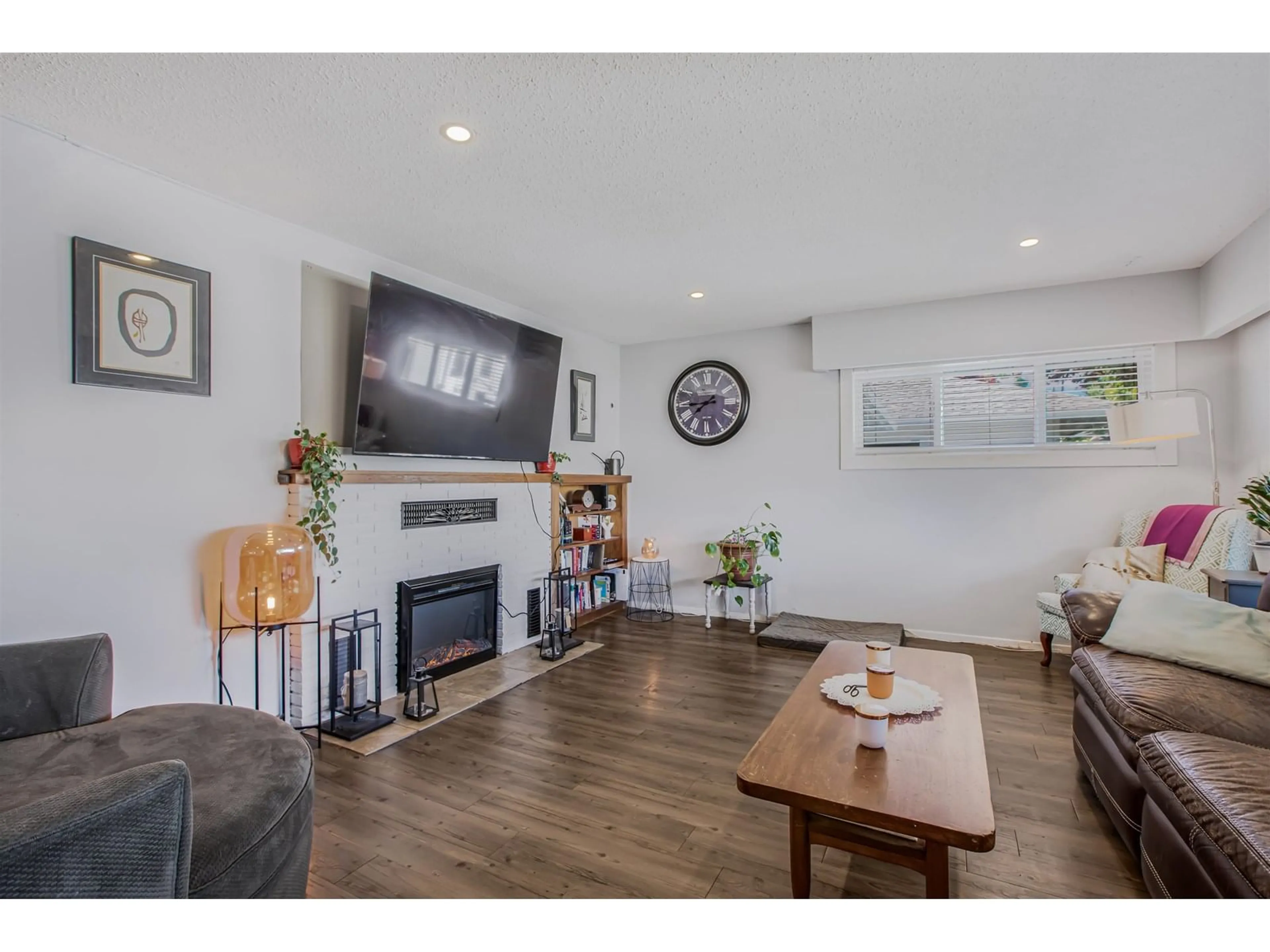Living room with furniture, wood/laminate floor for 9856 INGLEWOOD CRESCENT, Chilliwack British Columbia V2P5L7