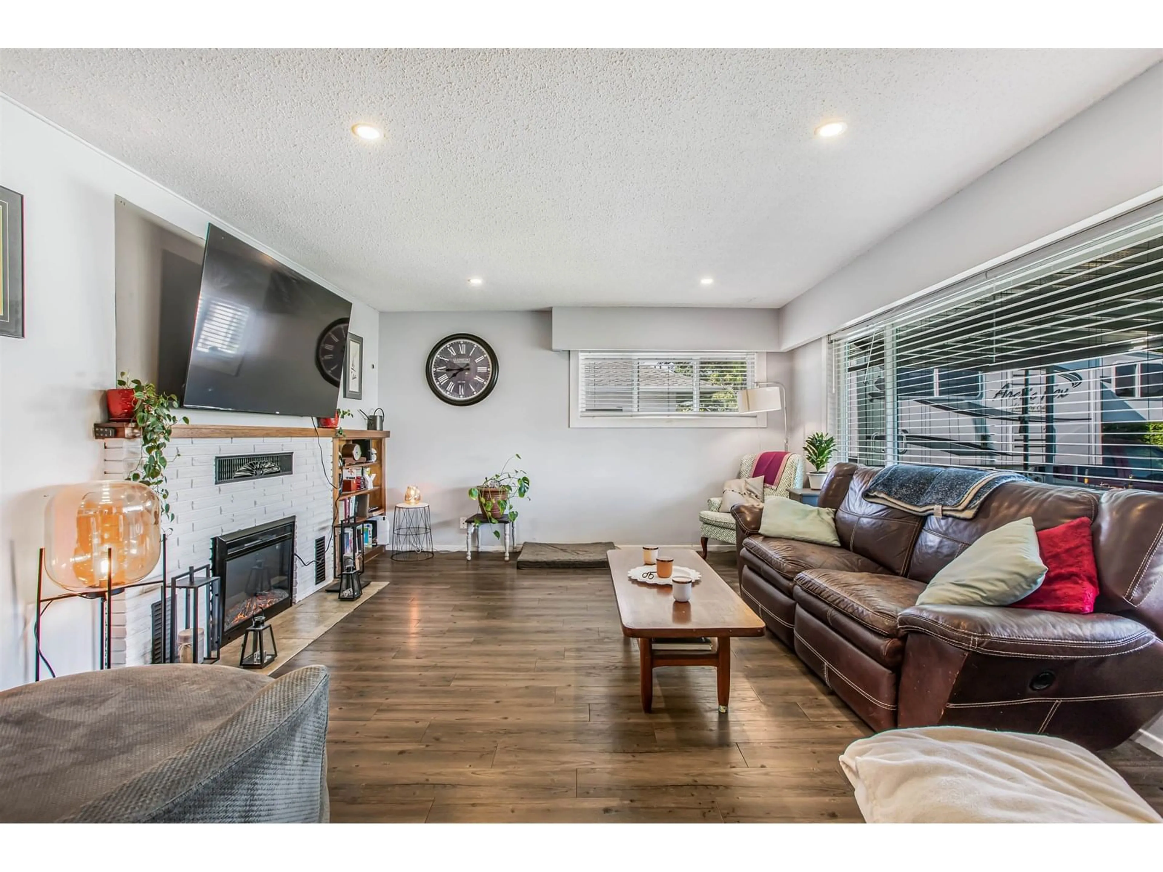 Living room with furniture, wood/laminate floor for 9856 INGLEWOOD CRESCENT, Chilliwack British Columbia V2P5L7