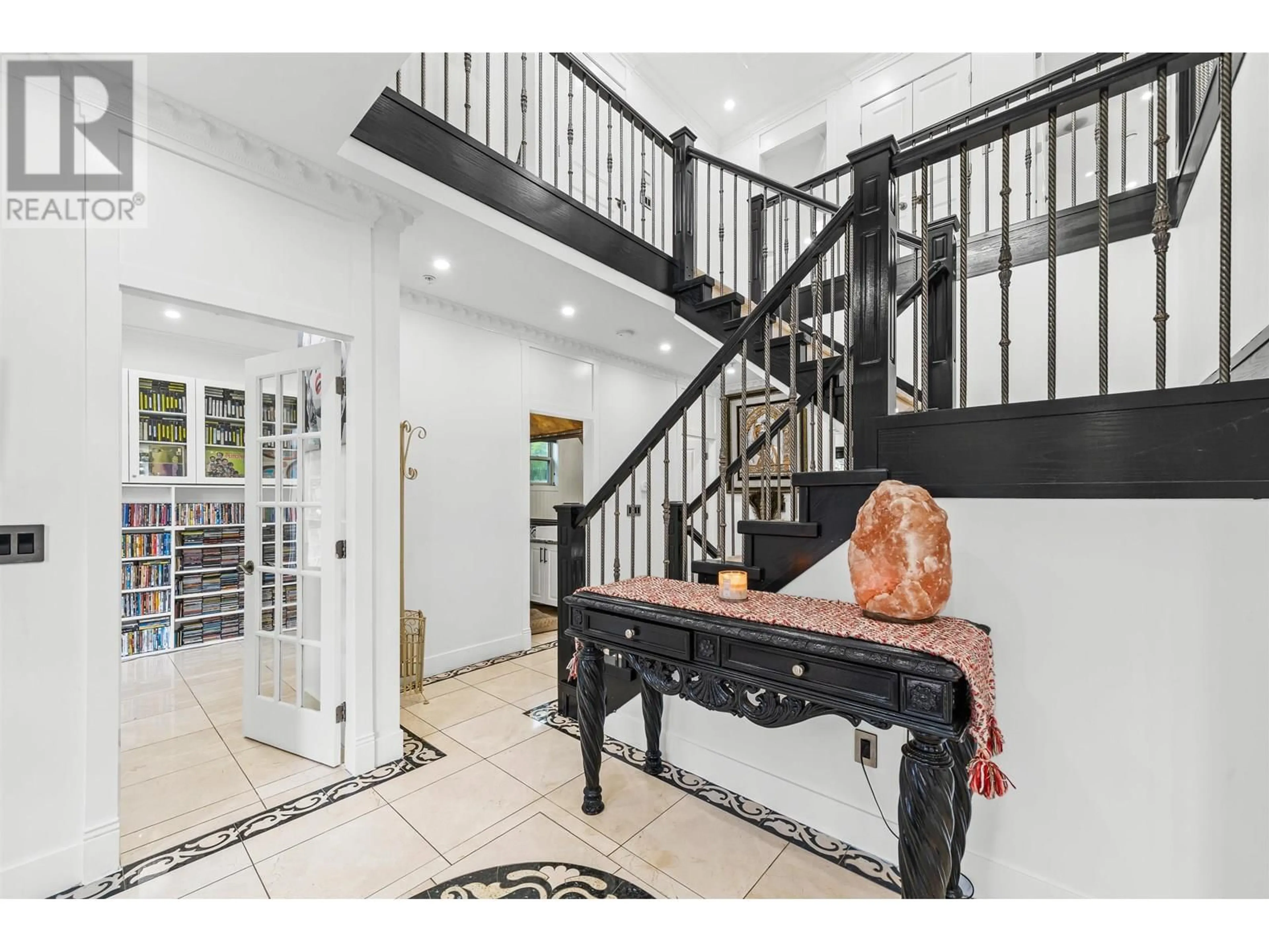 Indoor foyer for 1060 61ST AVENUE, Vancouver British Columbia V5X2C4