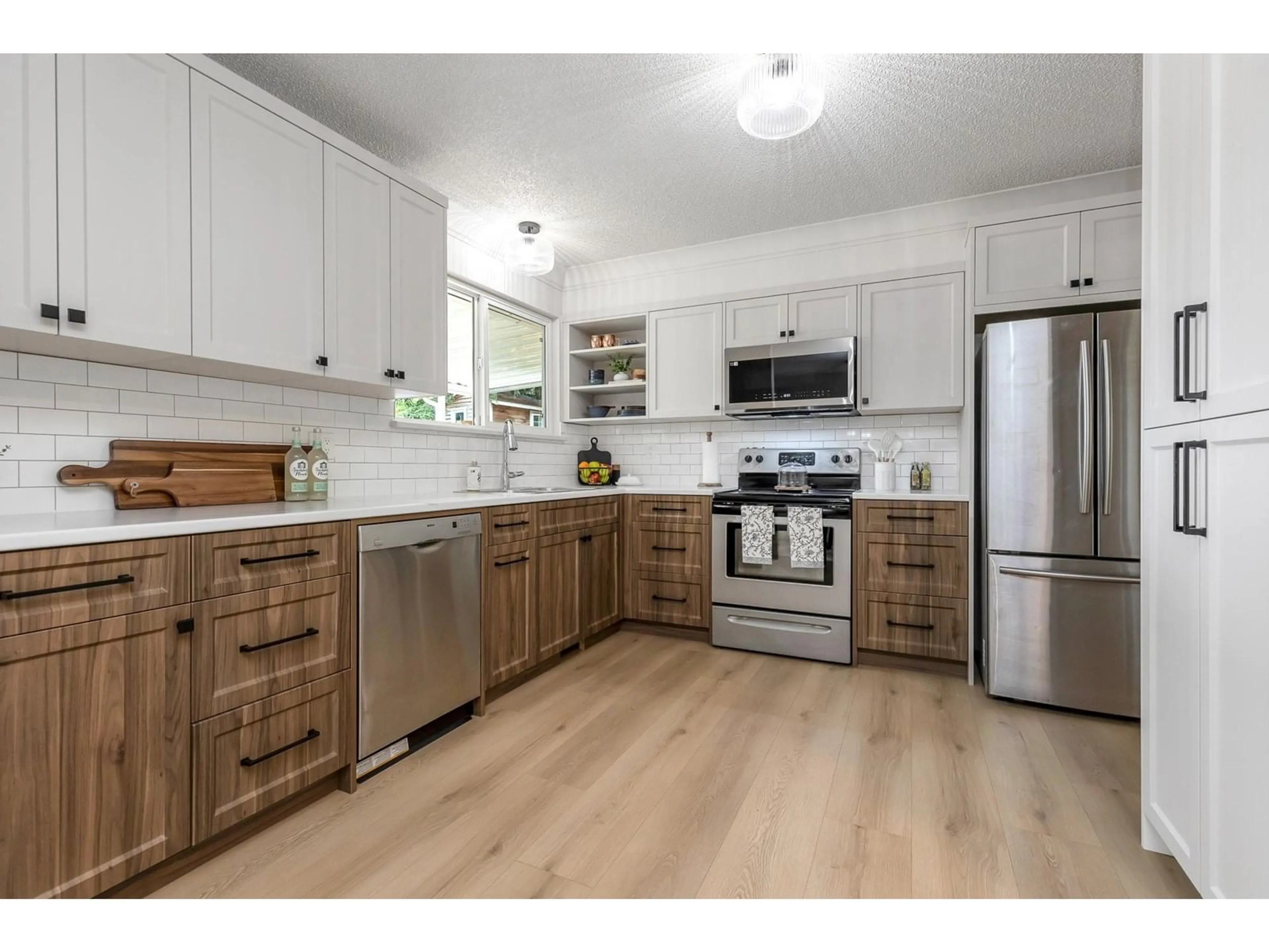 Open concept kitchen, wood/laminate floor for 7970 BURDOCK, Mission British Columbia V2V4Y1