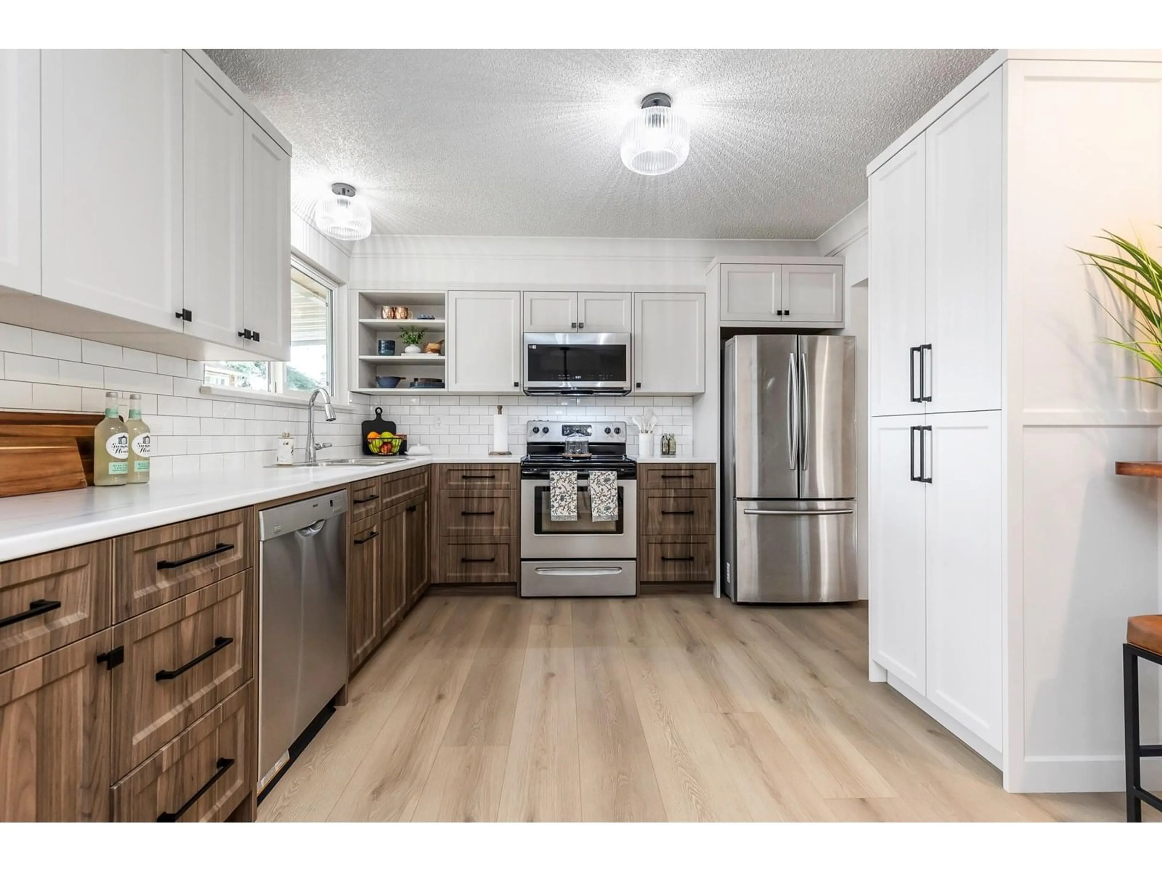 Open concept kitchen, wood/laminate floor for 7970 BURDOCK, Mission British Columbia V2V4Y1