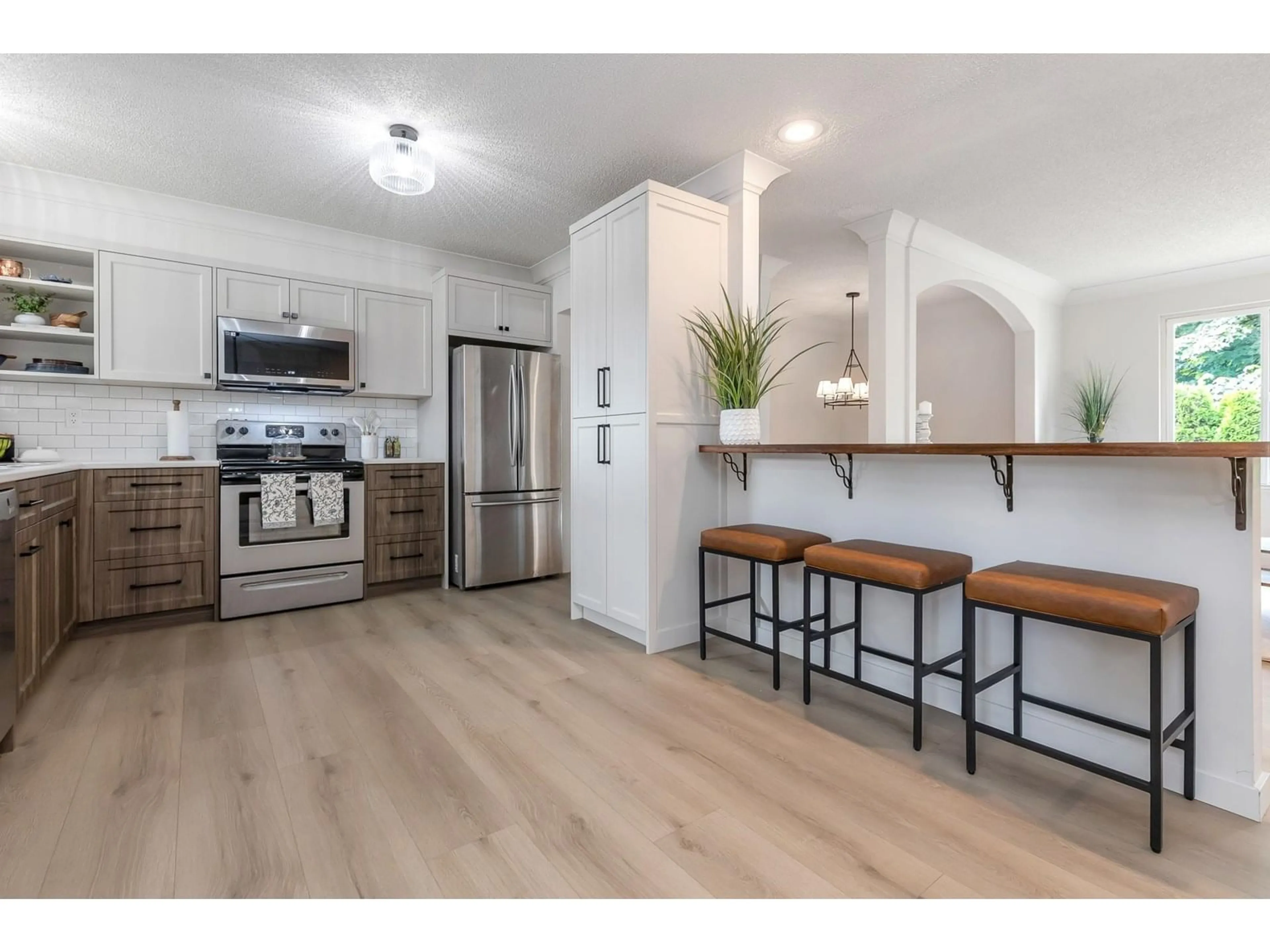 Open concept kitchen, wood/laminate floor for 7970 BURDOCK, Mission British Columbia V2V4Y1