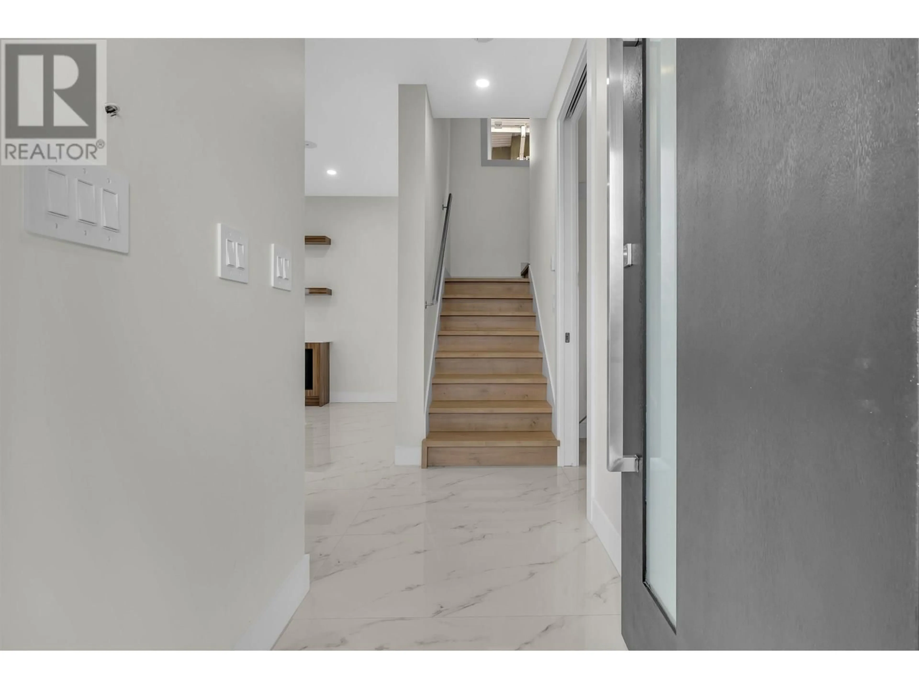 Indoor foyer for 4325 KAMLOOPS STREET, Vancouver British Columbia V5R1M8