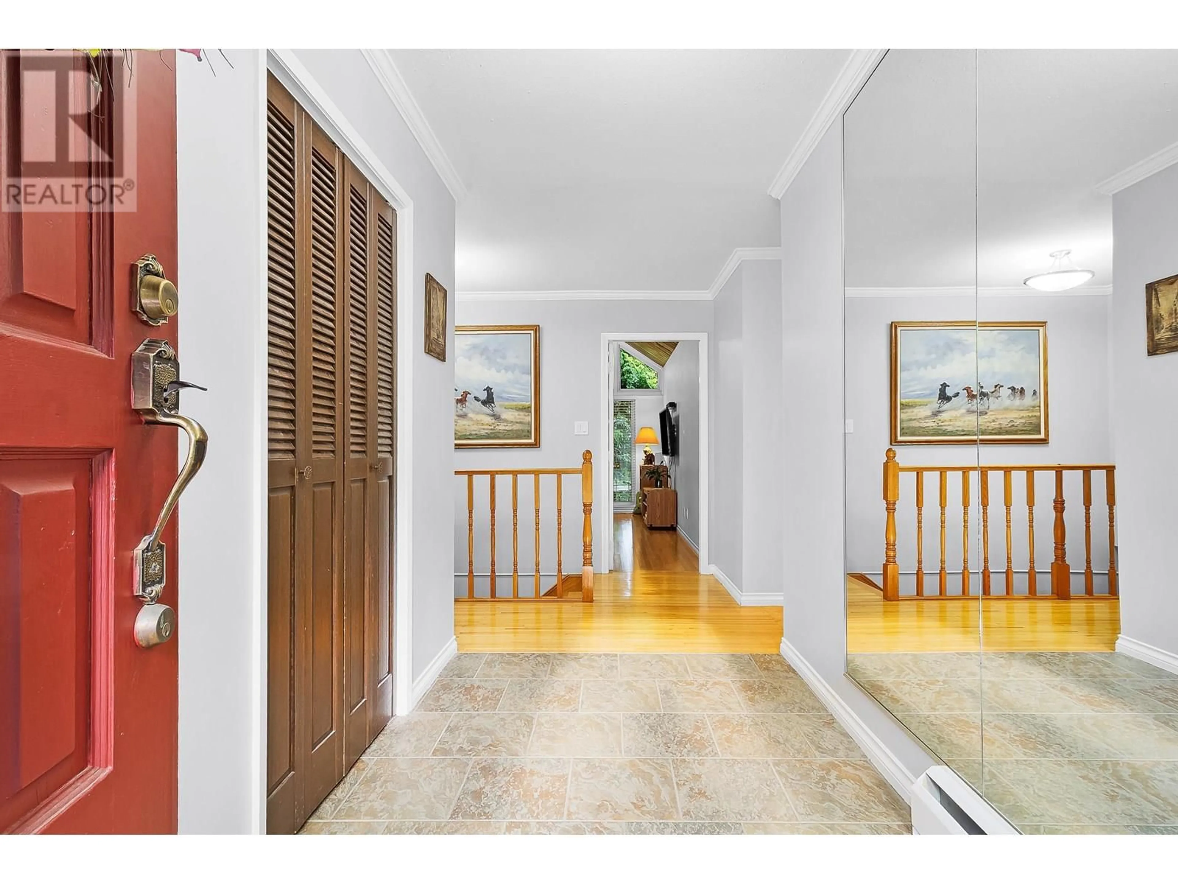 Indoor foyer for 4540 MOUNTAIN HIGHWAY, North Vancouver British Columbia V7K2K6