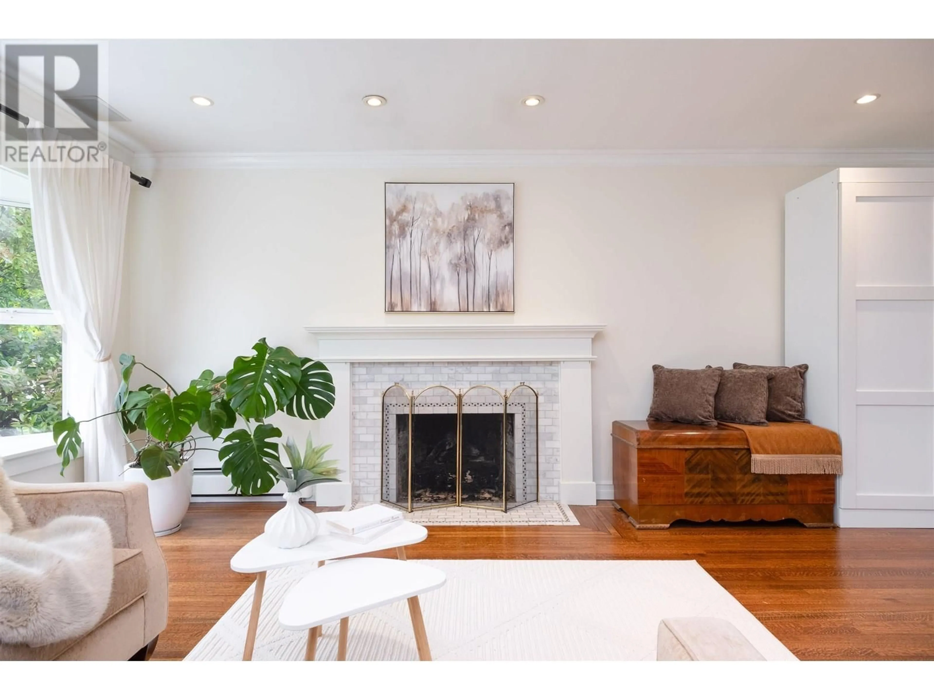 Living room with furniture, wood/laminate floor for 445 26TH STREET, North Vancouver British Columbia V7N2G9