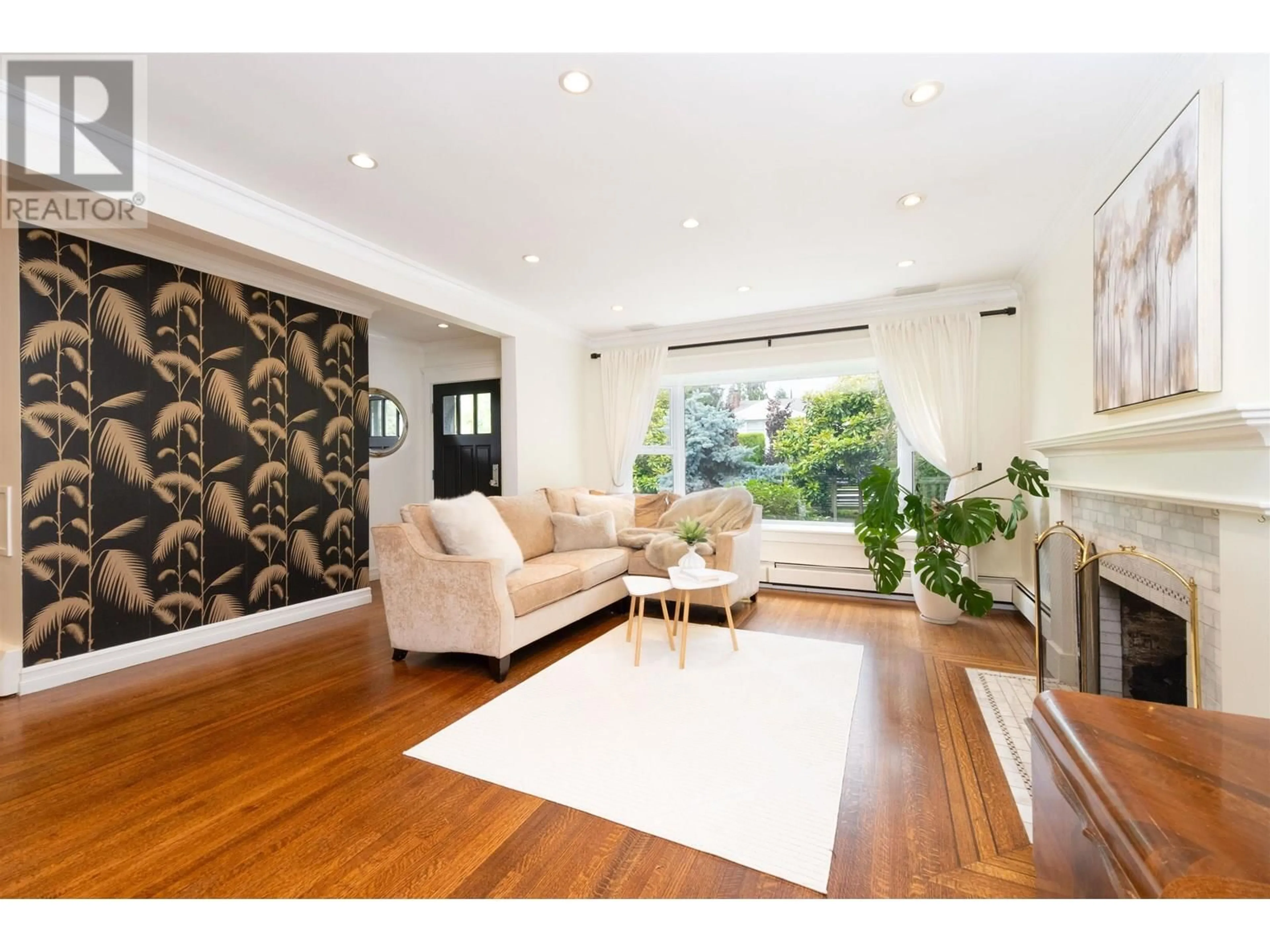Living room with furniture, wood/laminate floor for 445 26TH STREET, North Vancouver British Columbia V7N2G9