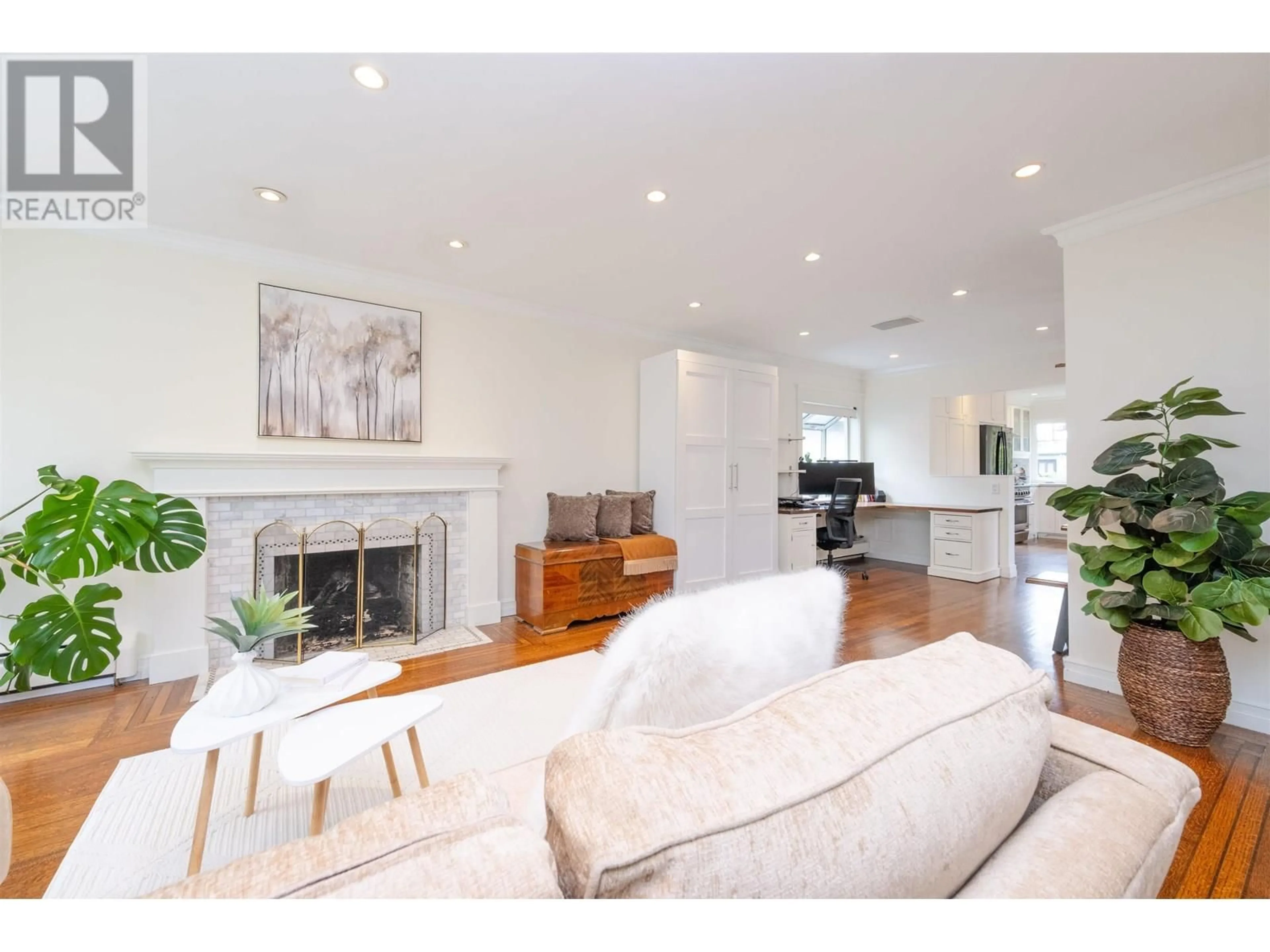 Living room with furniture, wood/laminate floor for 445 26TH STREET, North Vancouver British Columbia V7N2G9