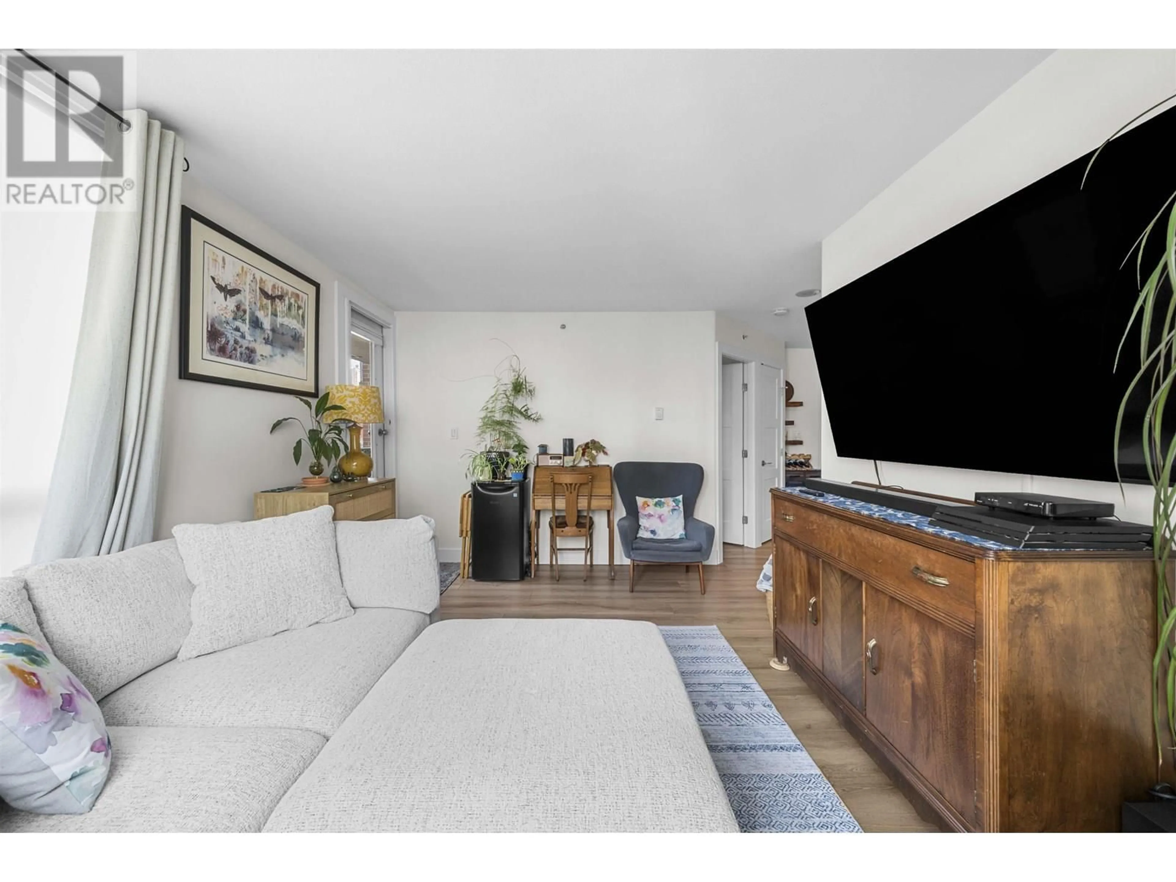 Living room with furniture, wood/laminate floor for 506 - 680 CLARKSON STREET, New Westminster British Columbia V3M6X9