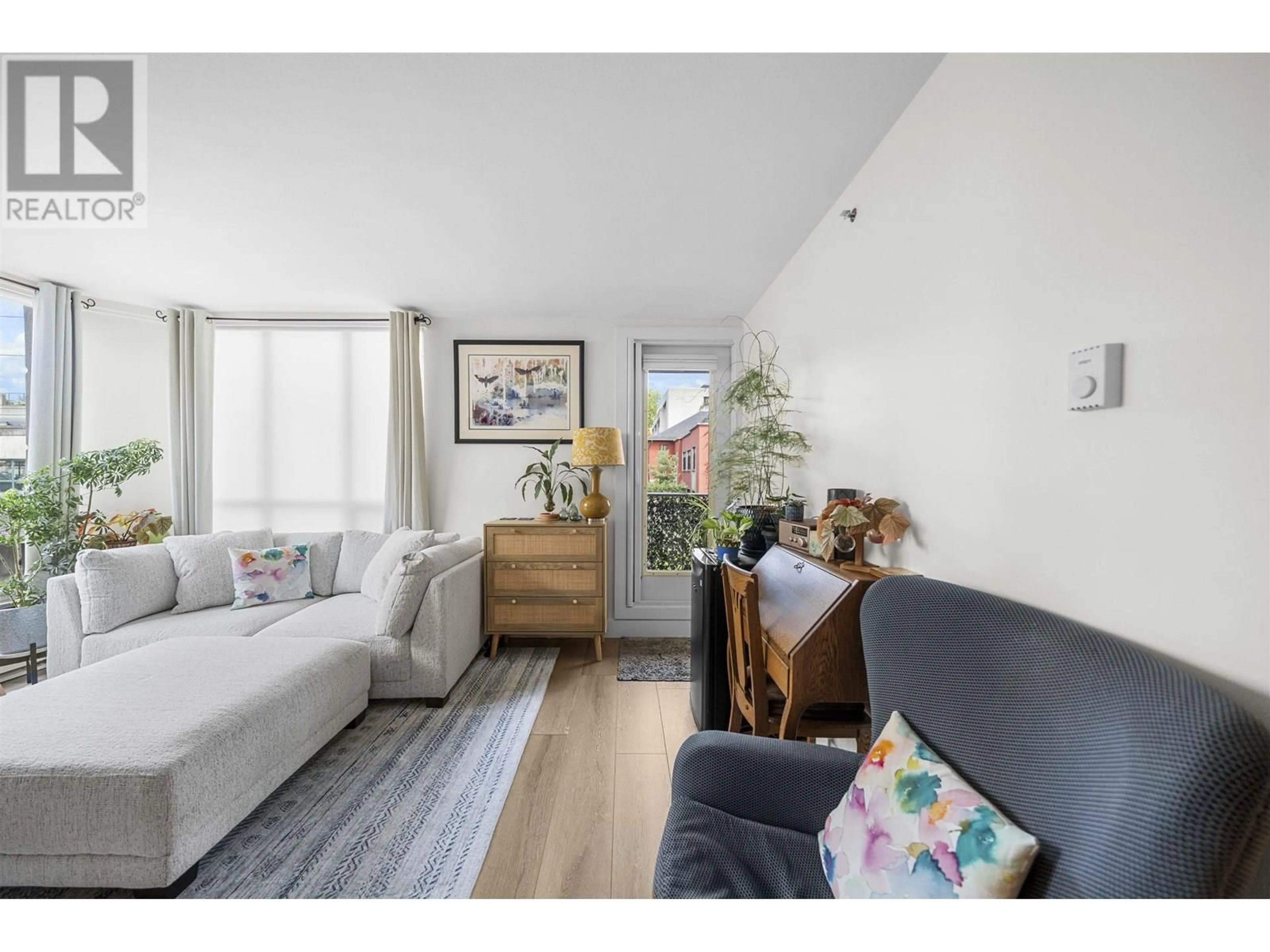 Living room with furniture, wood/laminate floor for 506 - 680 CLARKSON STREET, New Westminster British Columbia V3M6X9