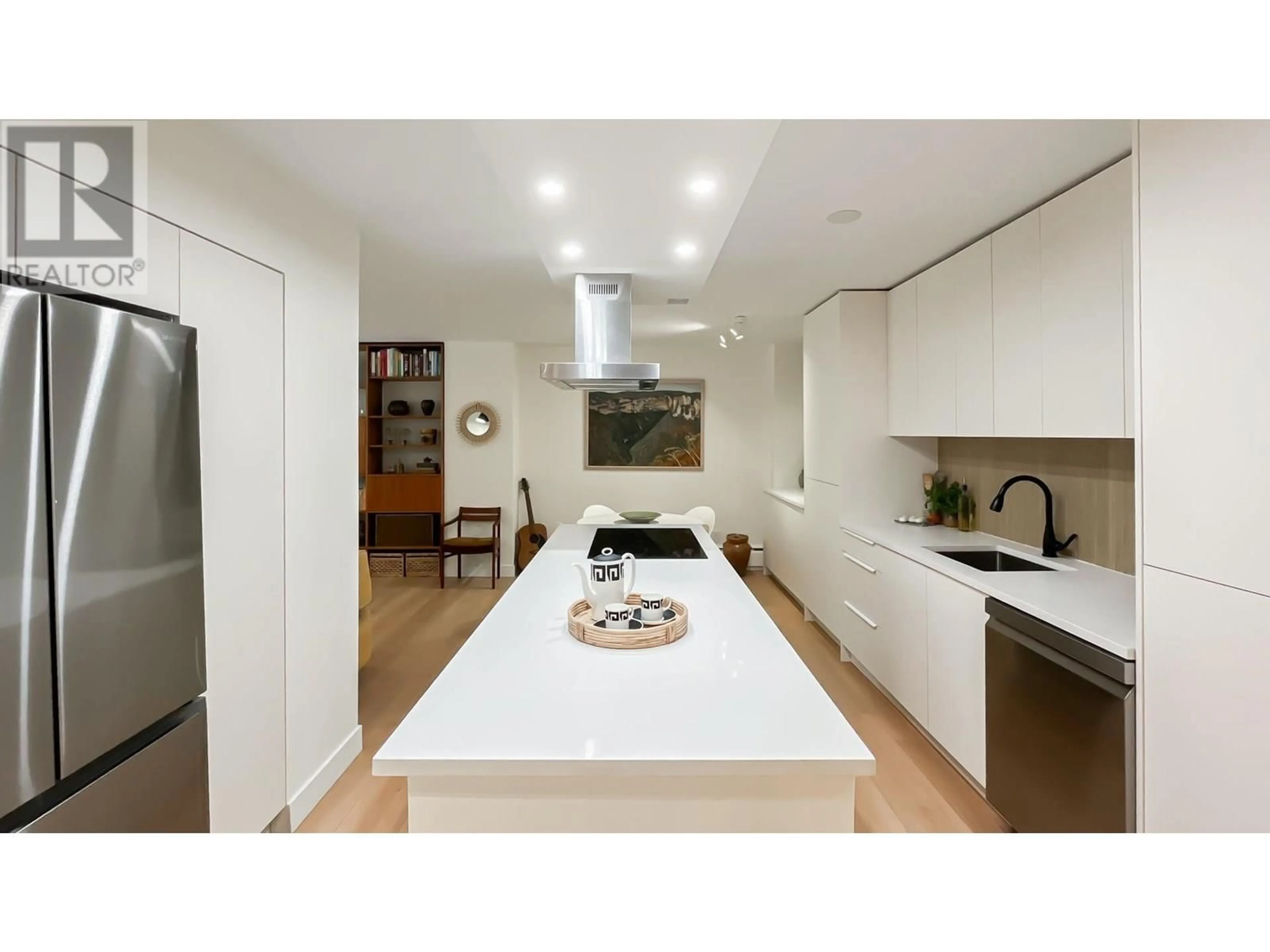 Contemporary kitchen, unknown for 102 - 2016 FULLERTON AVENUE, North Vancouver British Columbia V7P3E6
