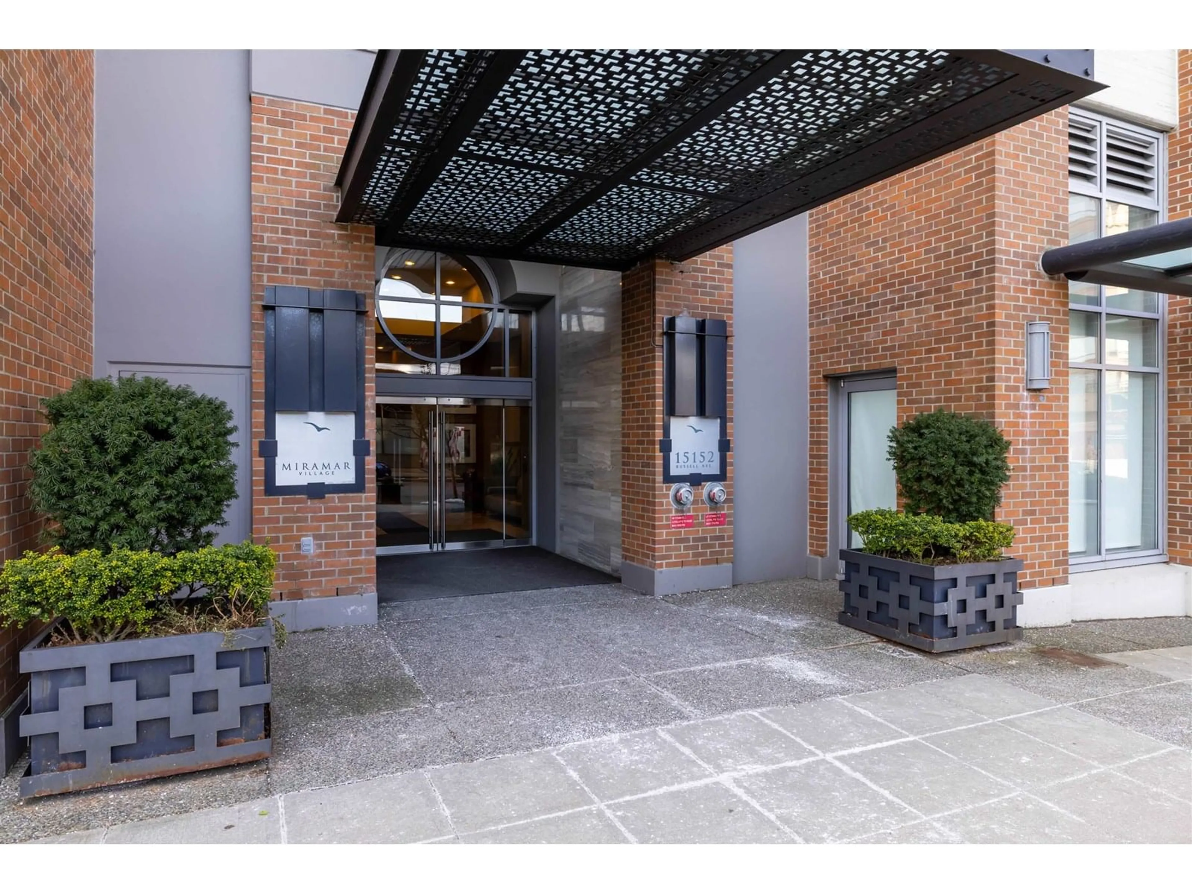 Indoor foyer for 204 - 15152 RUSSELL, White Rock British Columbia V4B0A3