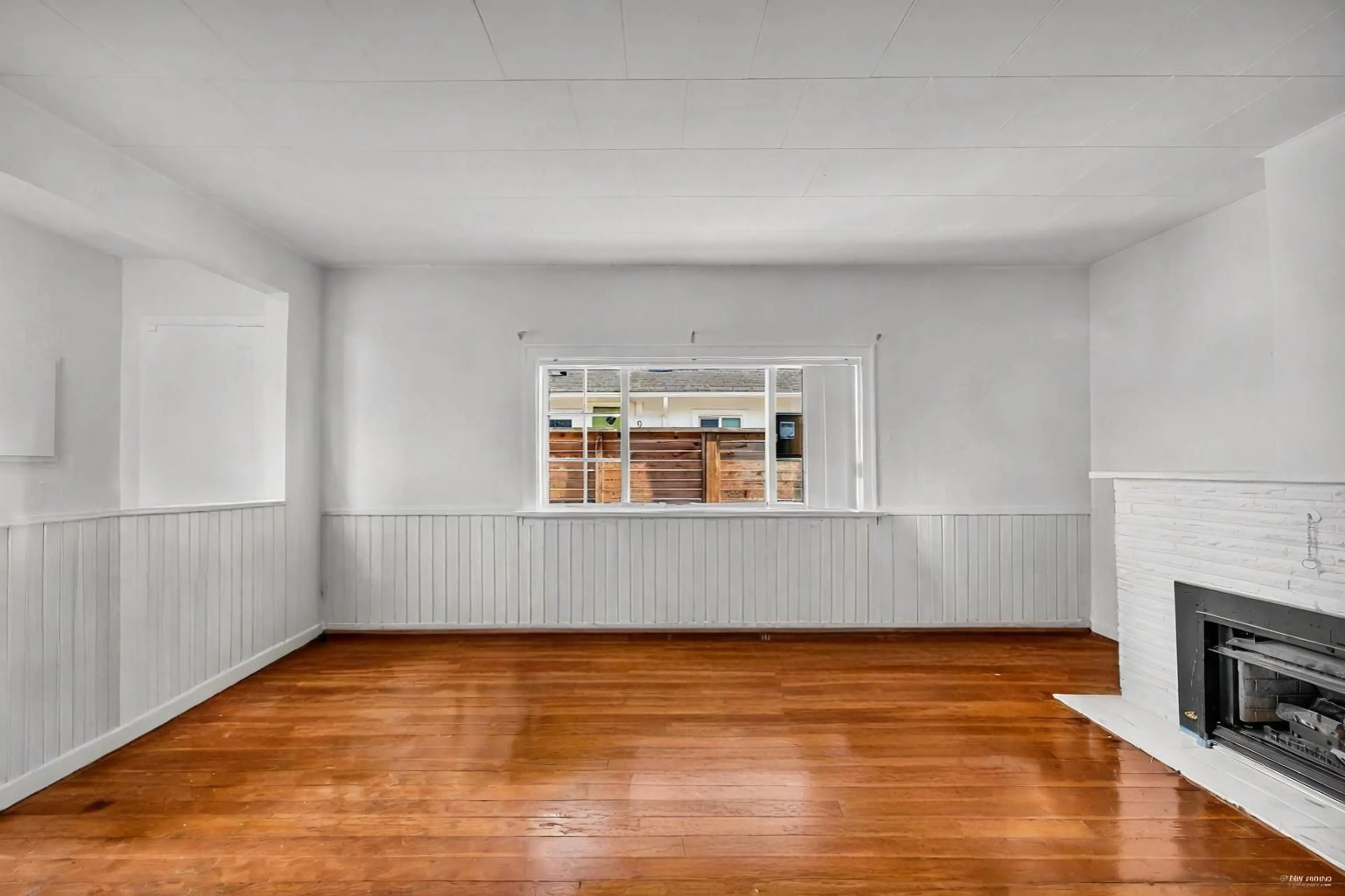 A pic of a room for 853 MAPLE, White Rock British Columbia V4B4M3