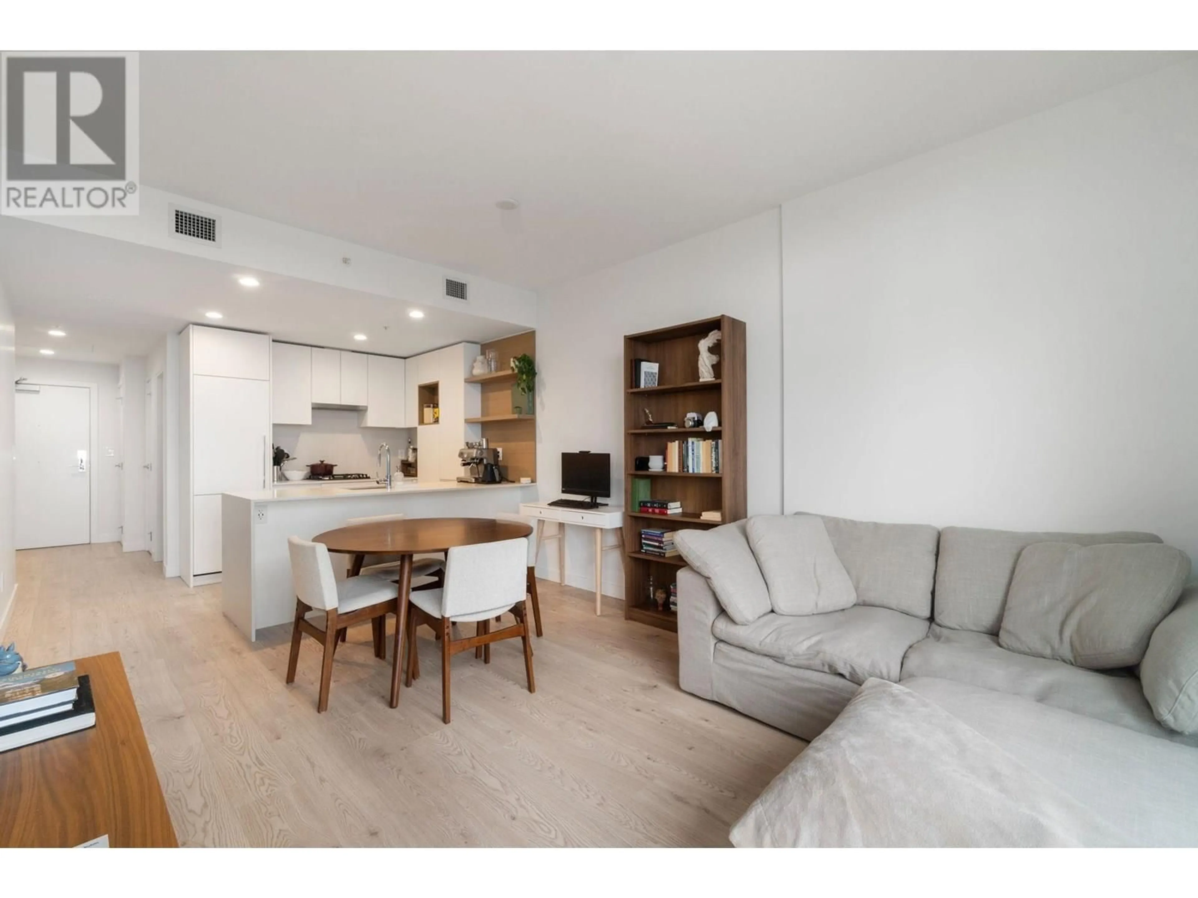 Open concept kitchen, wood/laminate floor for 2103 - 2181 MADISON AVENUE, Burnaby British Columbia V5C0N4