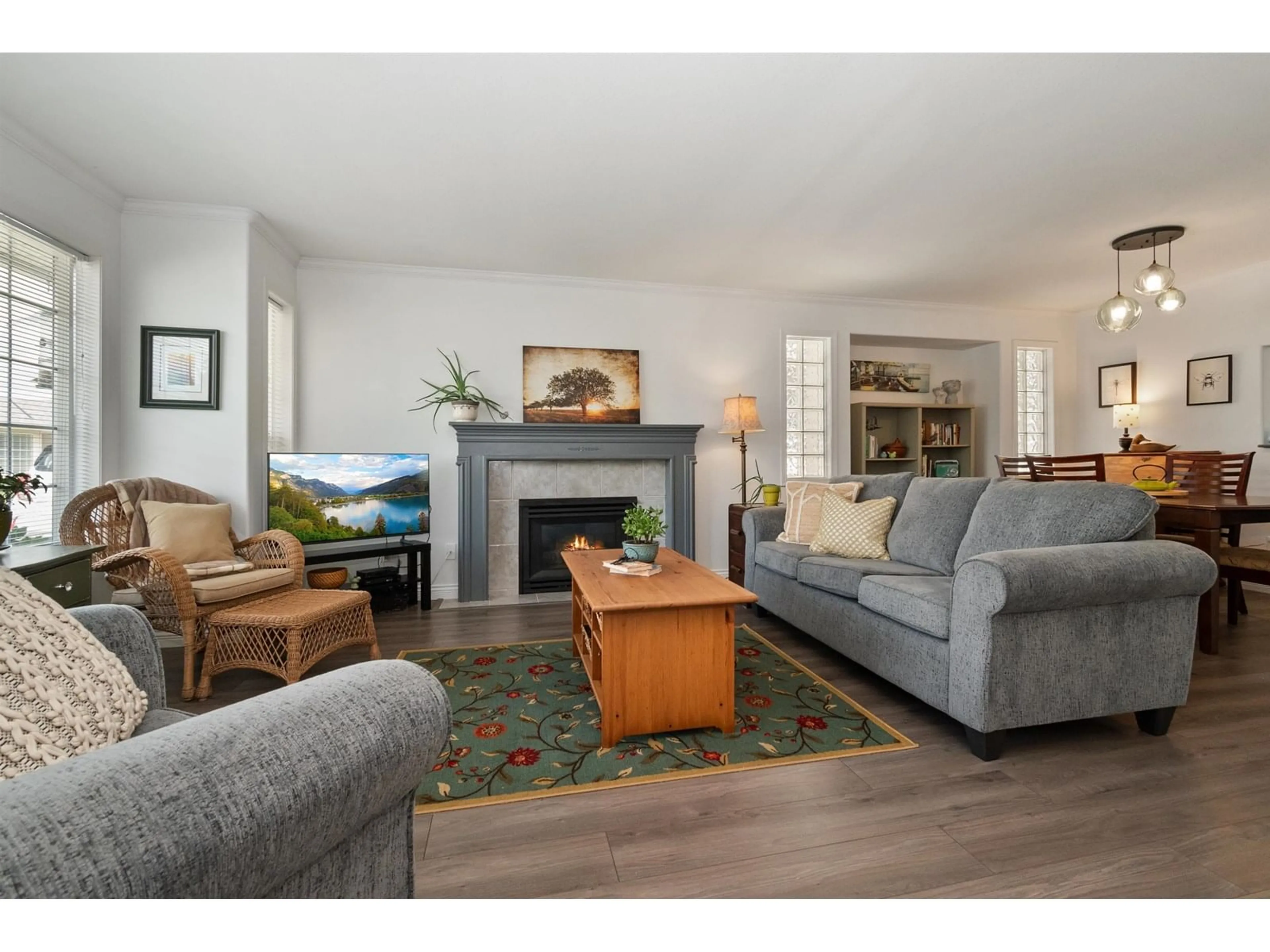 Living room with furniture, wood/laminate floor for 9 - 9420 WOODBINE STREET, Chilliwack British Columbia V2P5S4
