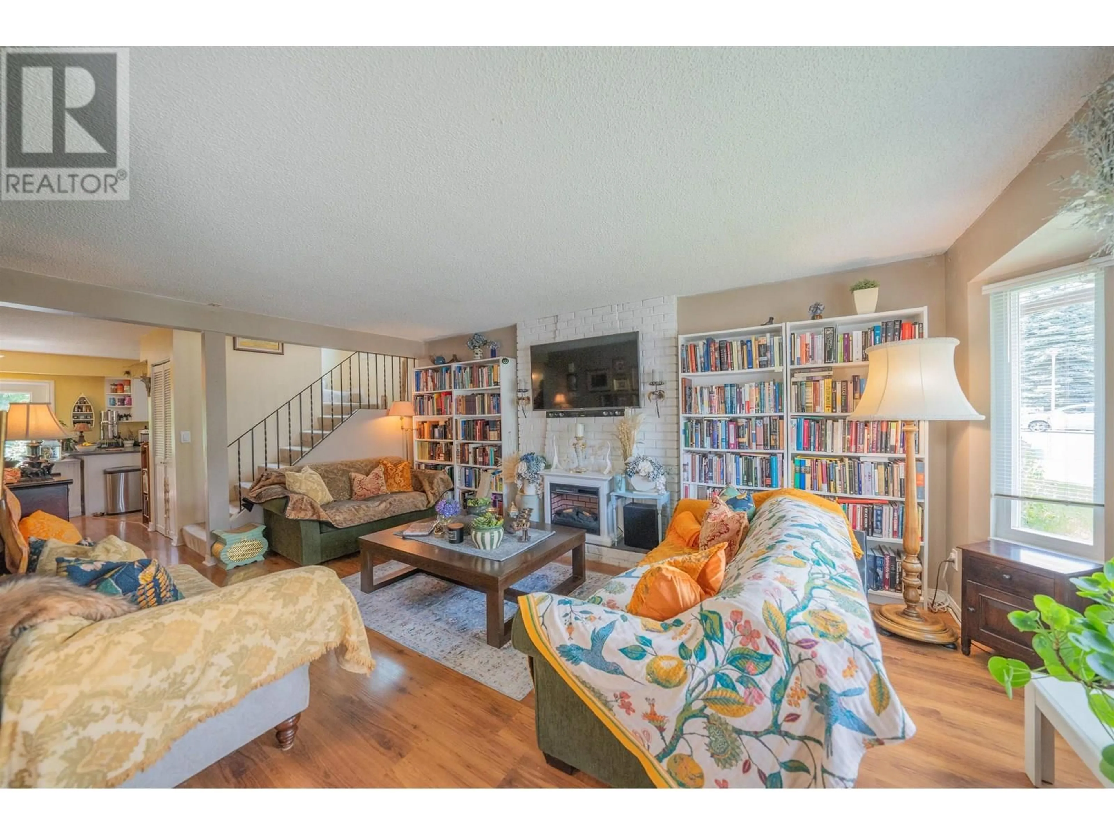 Living room with furniture, unknown for 1237 RIVER DRIVE, Coquitlam British Columbia V3E1N7