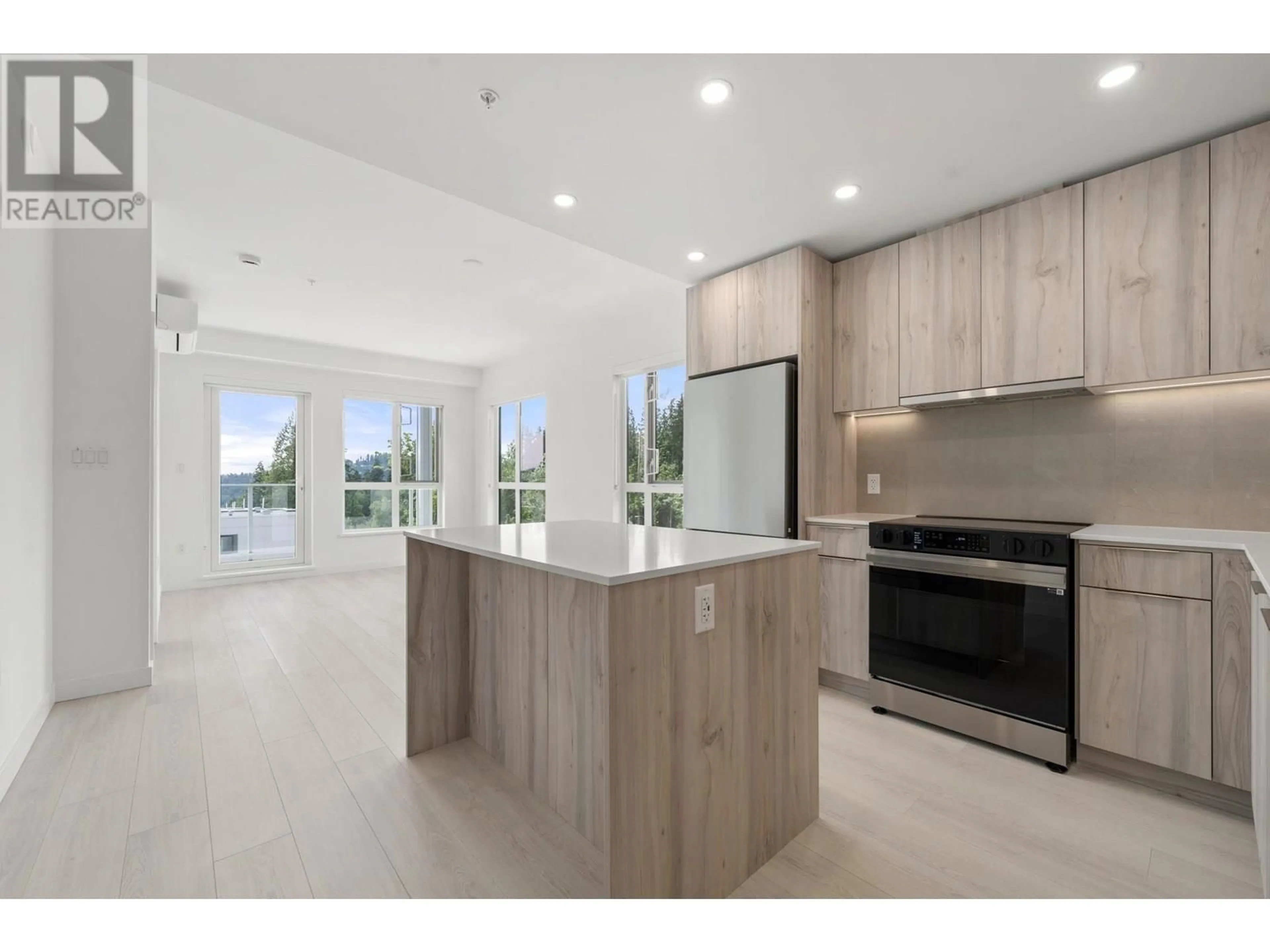 Open concept kitchen, ceramic/tile floor for 404 - 3594 MALSUM DRIVE, North Vancouver British Columbia V7G0B4