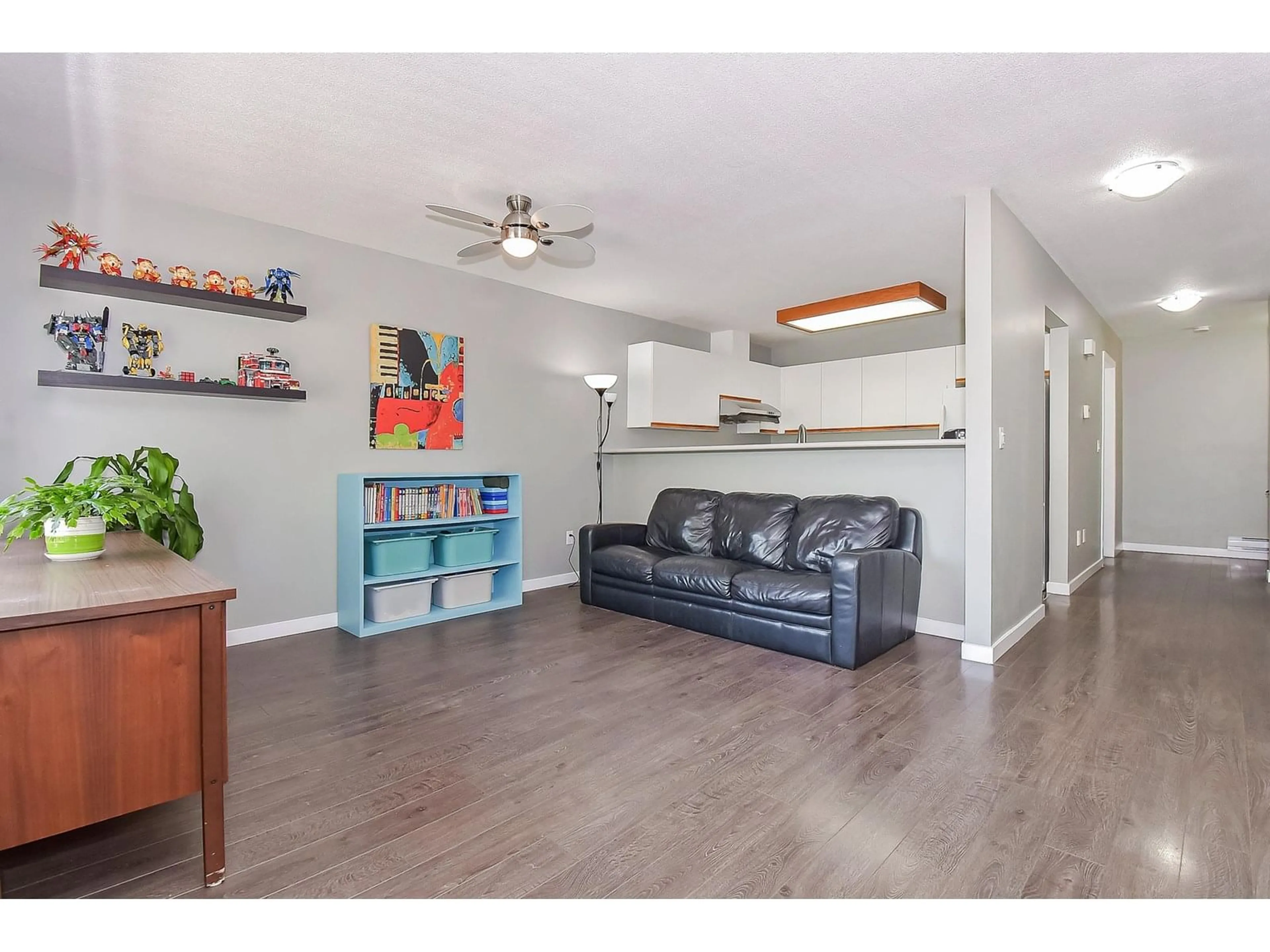 Living room with furniture, wood/laminate floor for 55 - 10051 155, Surrey British Columbia V3R0S1