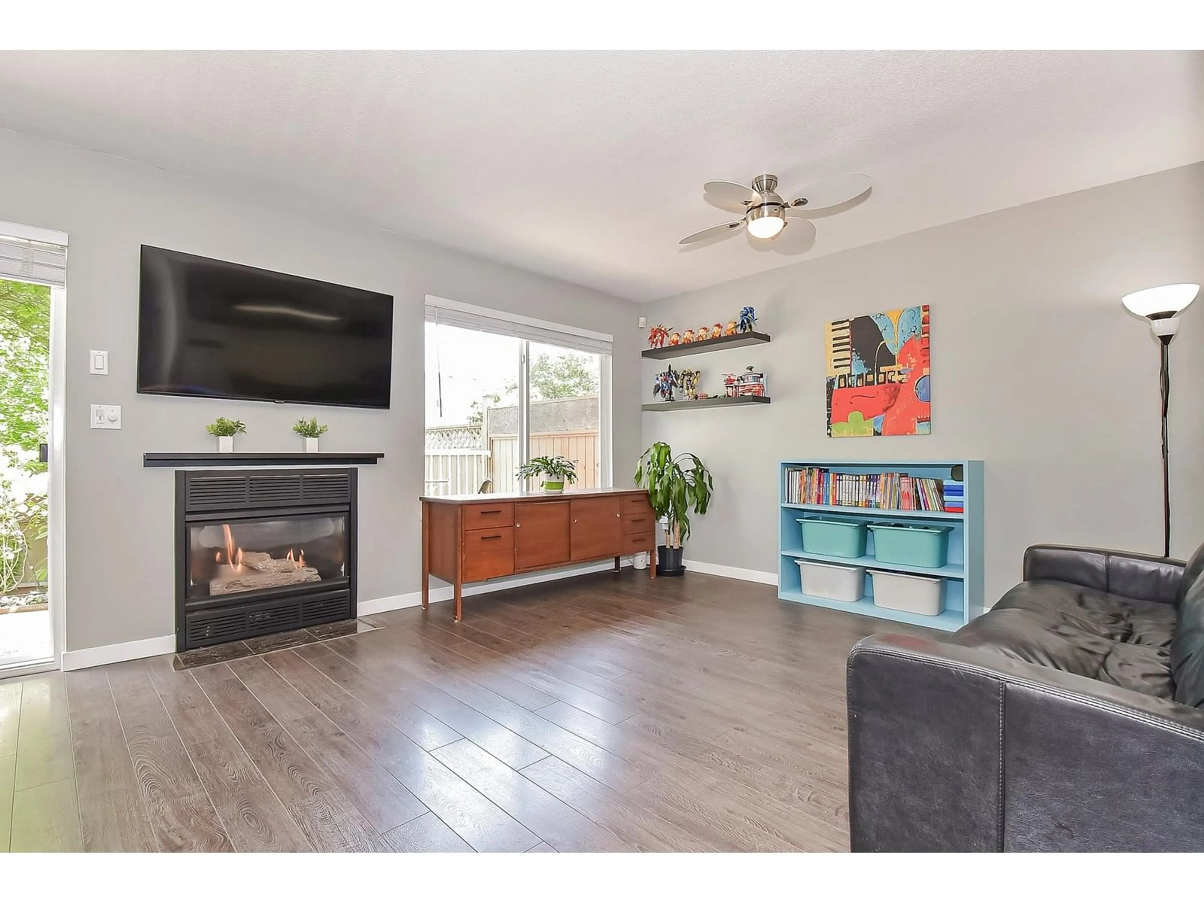 Living room with furniture, wood/laminate floor for 55 - 10051 155, Surrey British Columbia V3R0S1