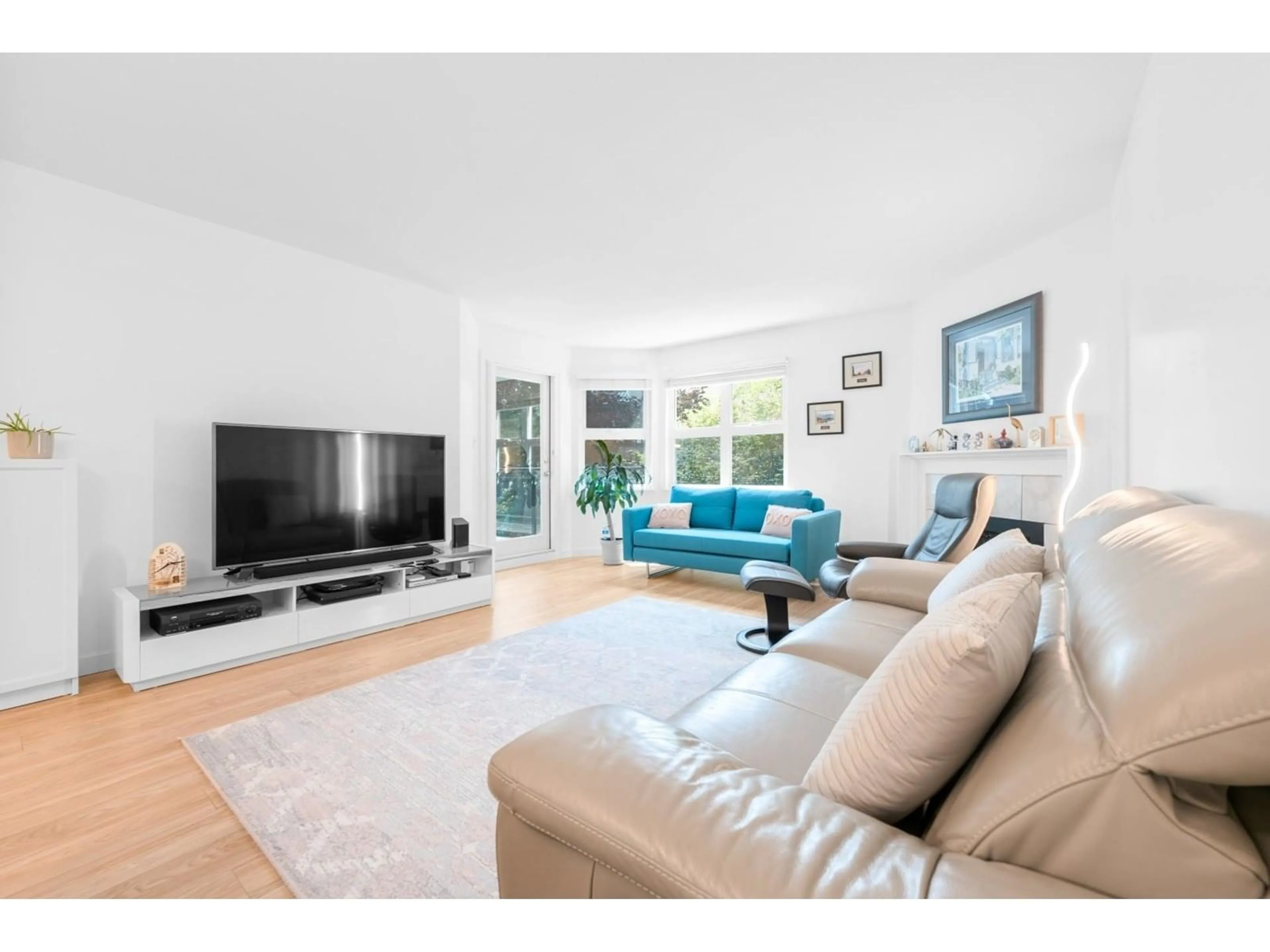 Living room with furniture, unknown for 308 - 1273 MERKLIN, White Rock British Columbia V4B4B8