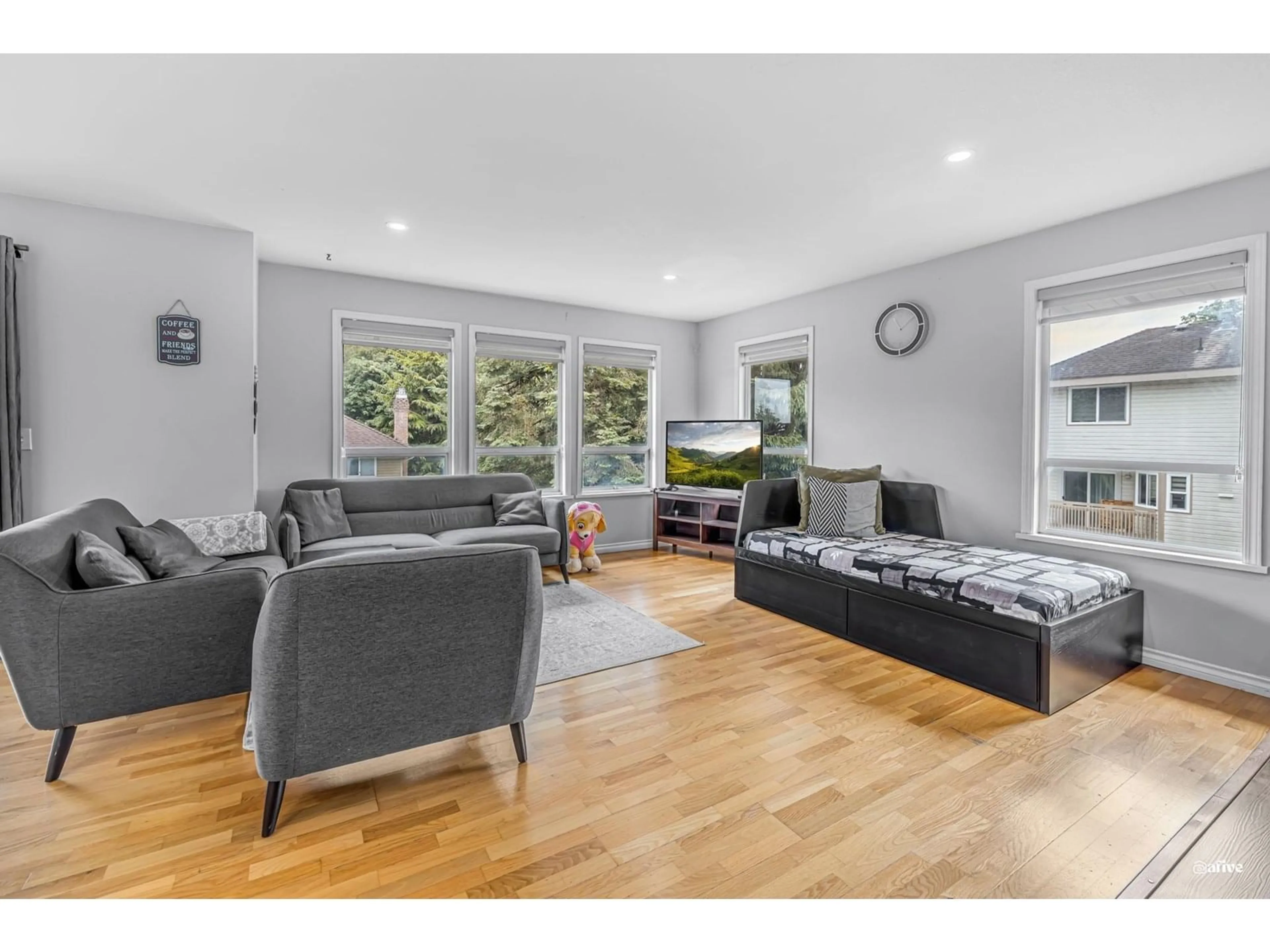 Living room with furniture, wood/laminate floor for 9416 163A, Surrey British Columbia V4N3C7