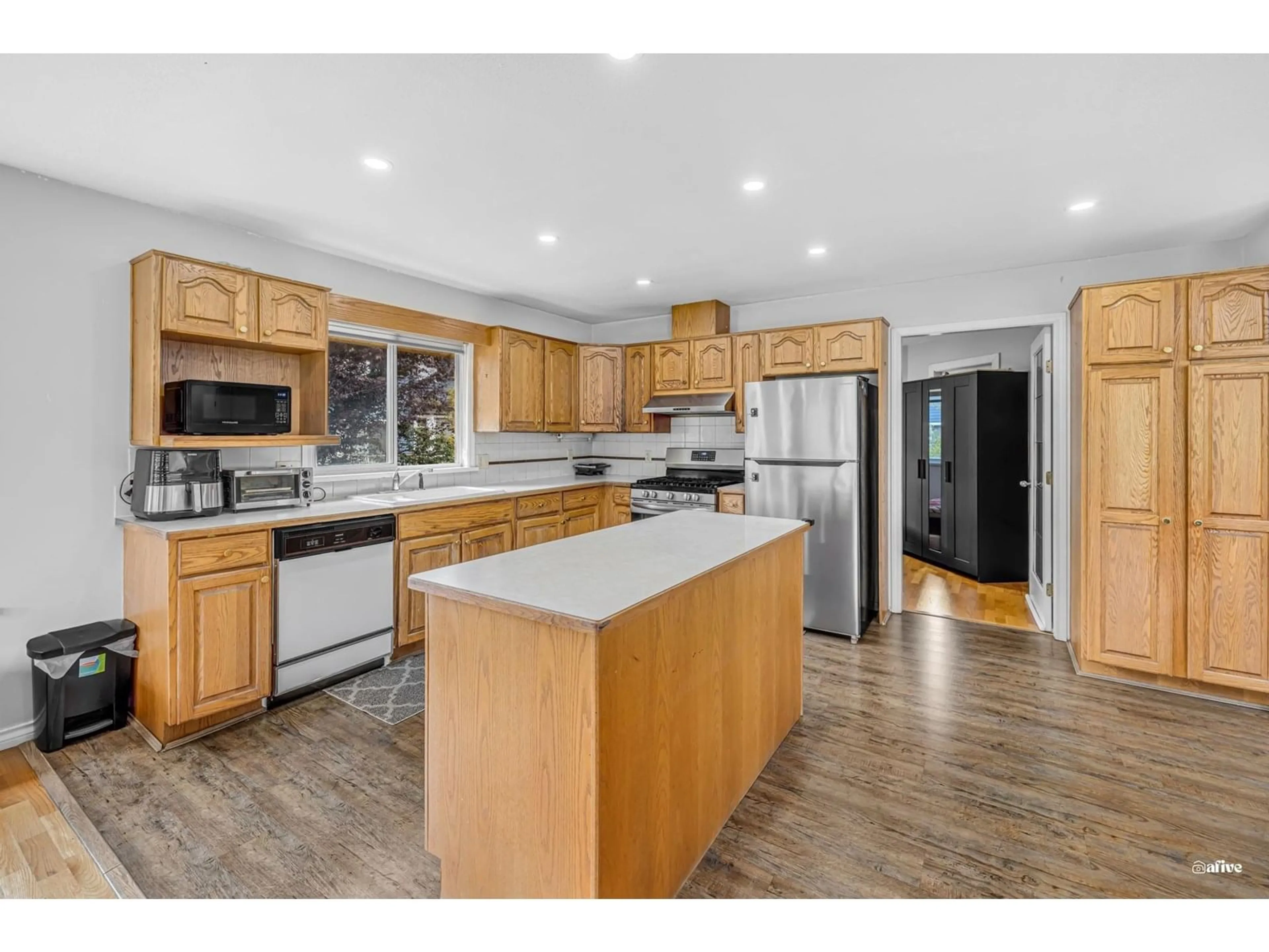 Open concept kitchen, wood/laminate floor for 9416 163A, Surrey British Columbia V4N3C7