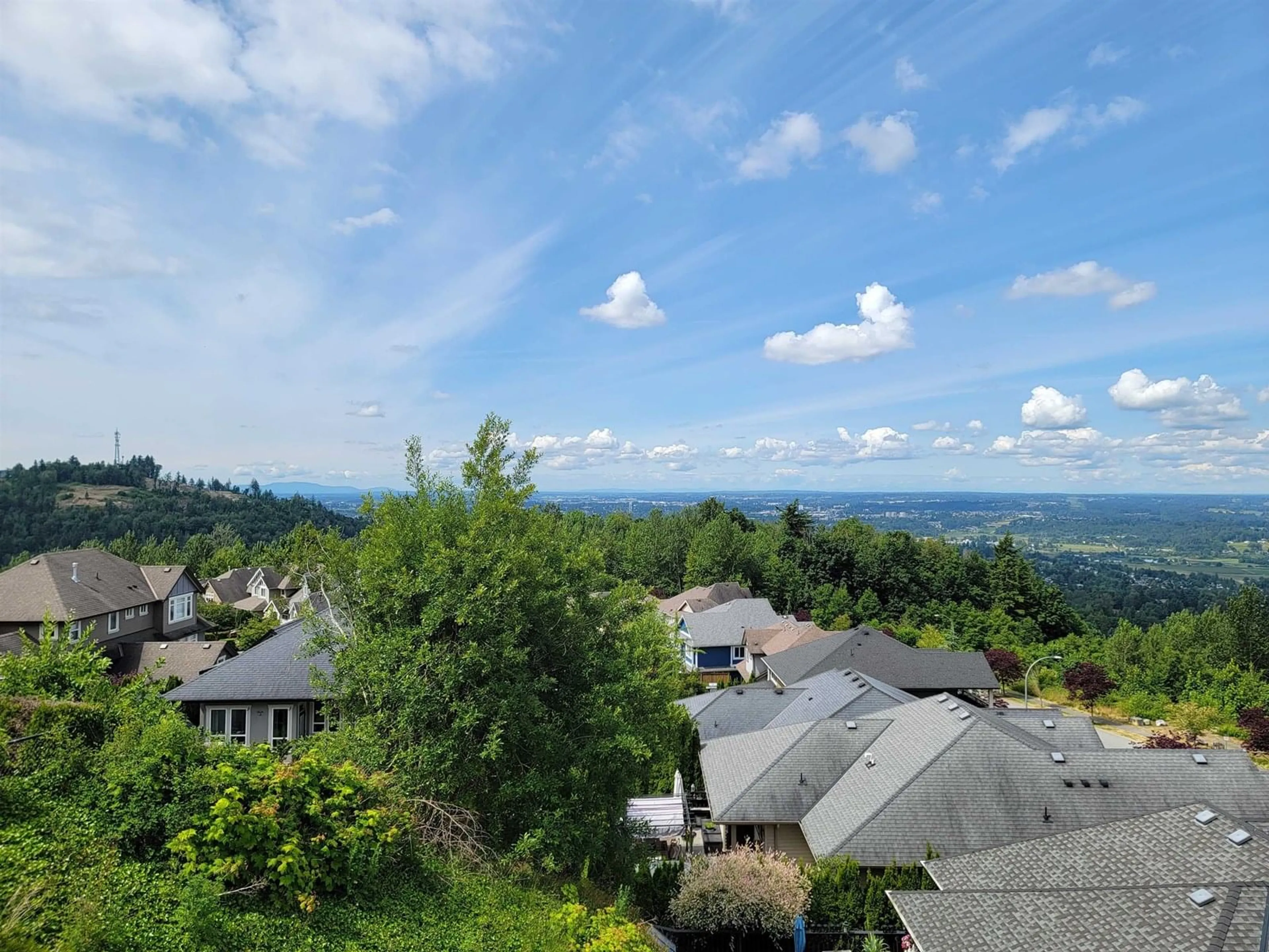 A pic from outside/outdoor area/front of a property/back of a property/a pic from drone, mountain view for 3493 APPLEWOOD, Abbotsford British Columbia V3G3G3