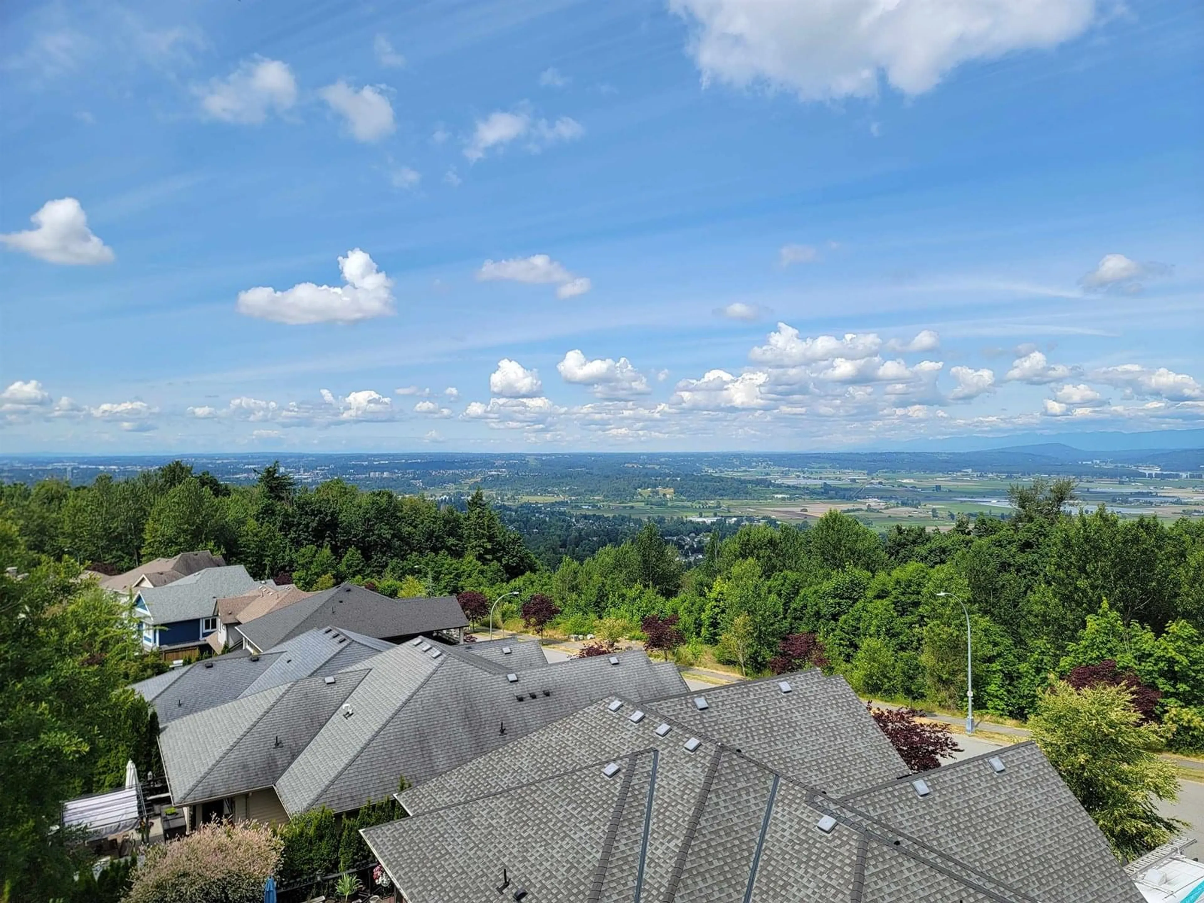 A pic from outside/outdoor area/front of a property/back of a property/a pic from drone, mountain view for 3493 APPLEWOOD, Abbotsford British Columbia V3G3G3