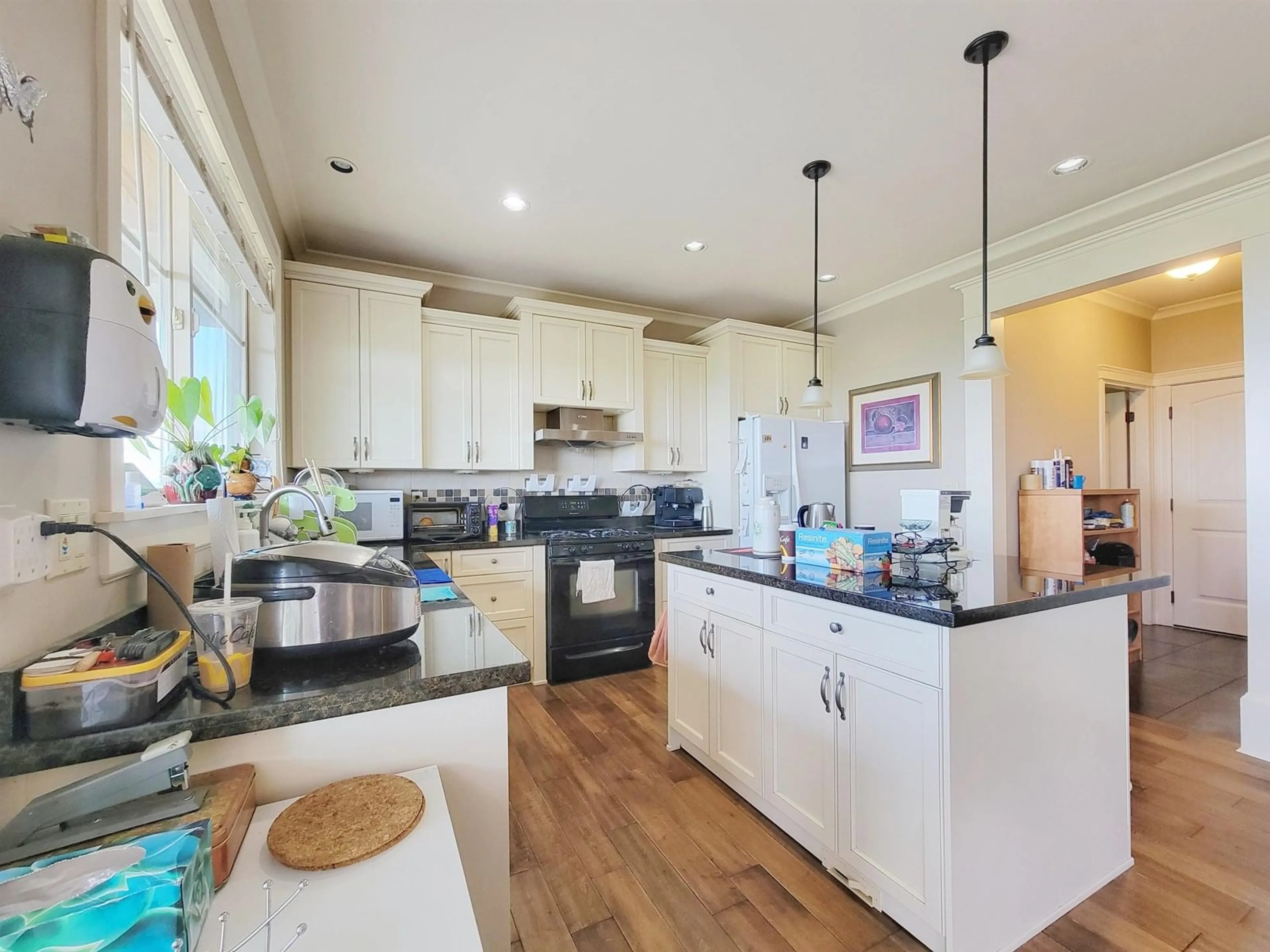 Open concept kitchen, unknown for 3493 APPLEWOOD, Abbotsford British Columbia V3G3G3