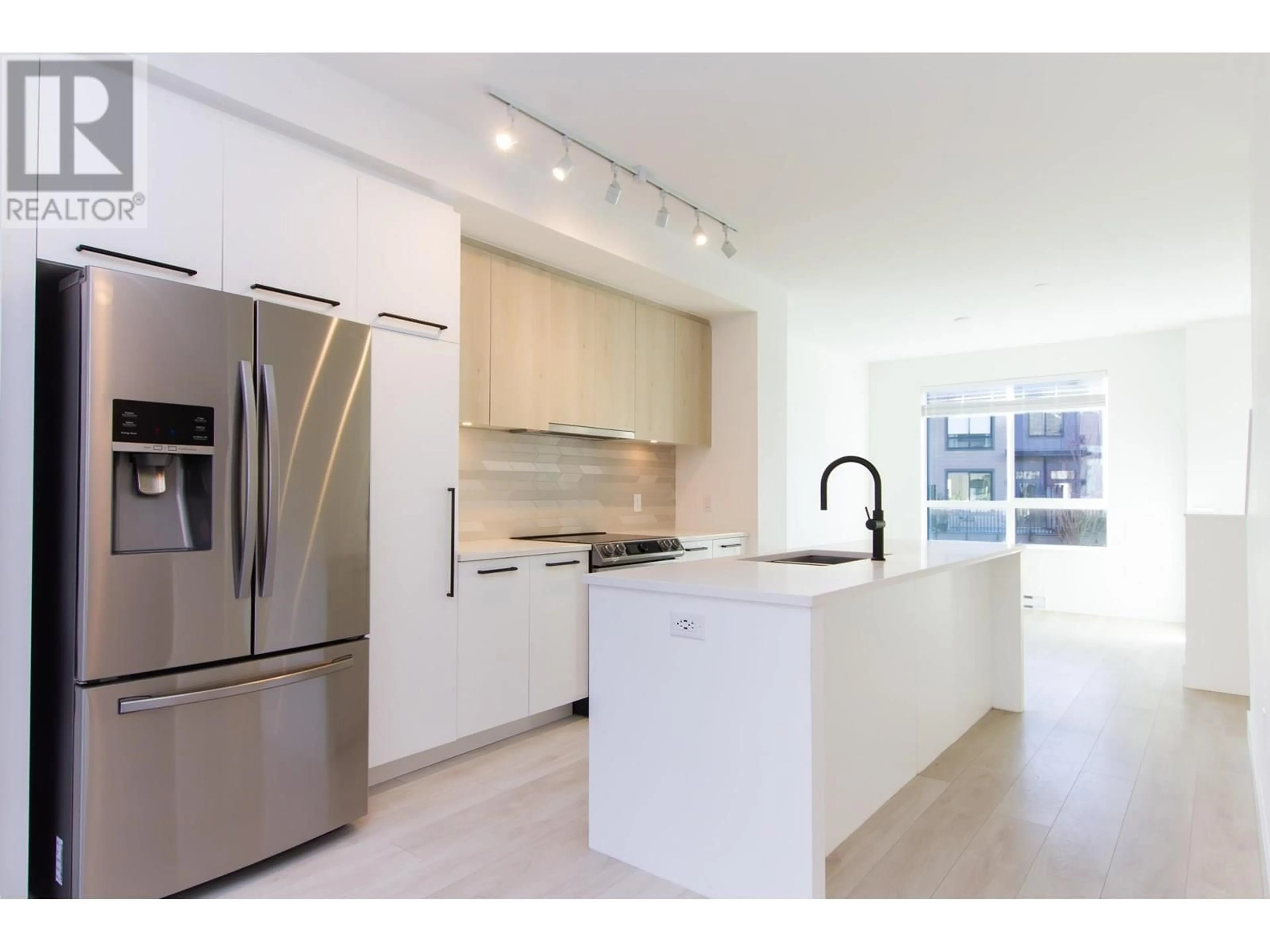 Open concept kitchen, ceramic/tile floor for 38045 KEEL WAY, Squamish British Columbia V8B2A1