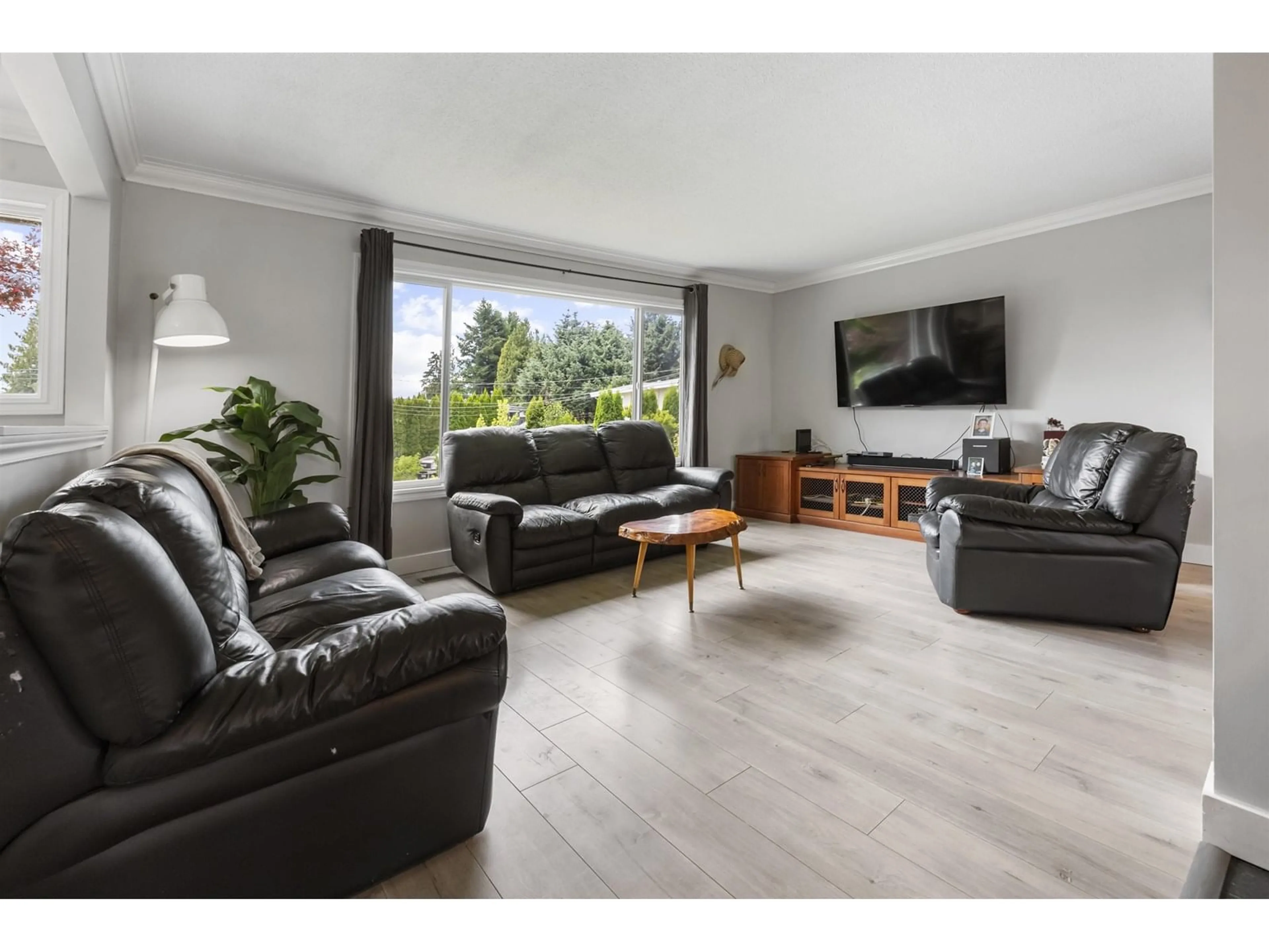 Living room with furniture, wood/laminate floor for 7593 LARK, Mission British Columbia V2V3A4