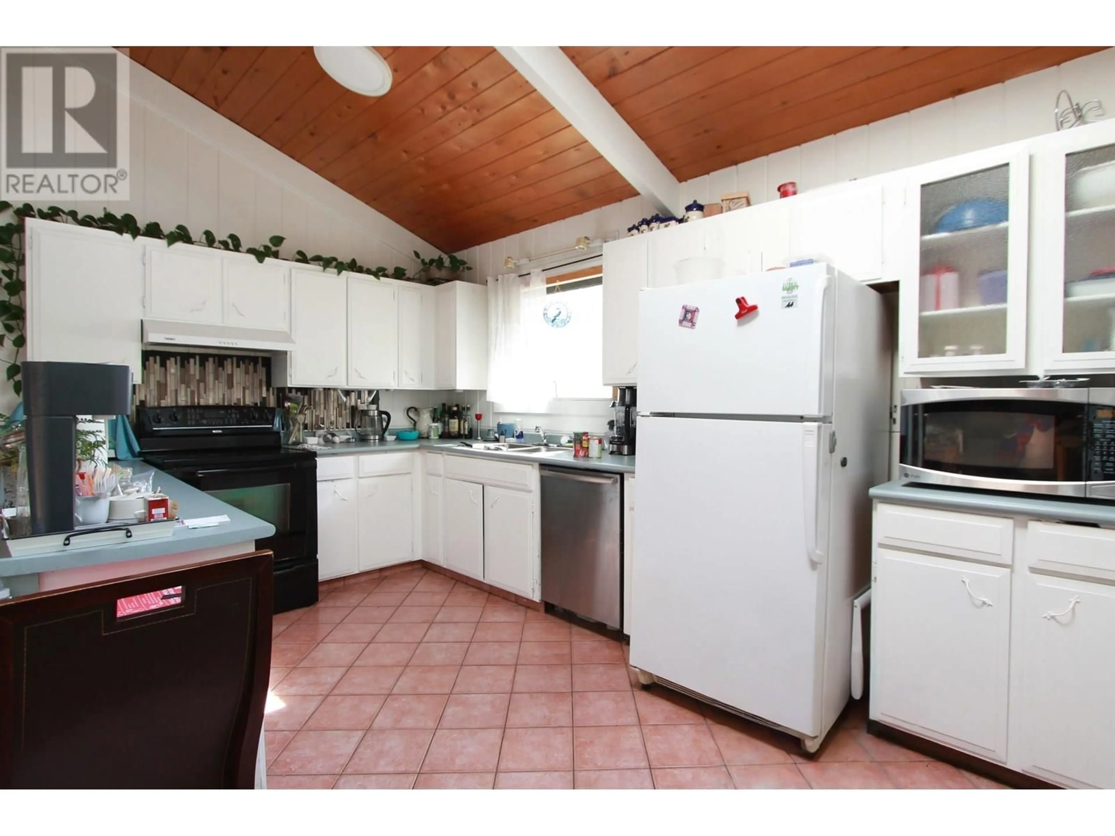 Standard kitchen, ceramic/tile floor for 4951 2 AVENUE, Delta British Columbia V4M1C9