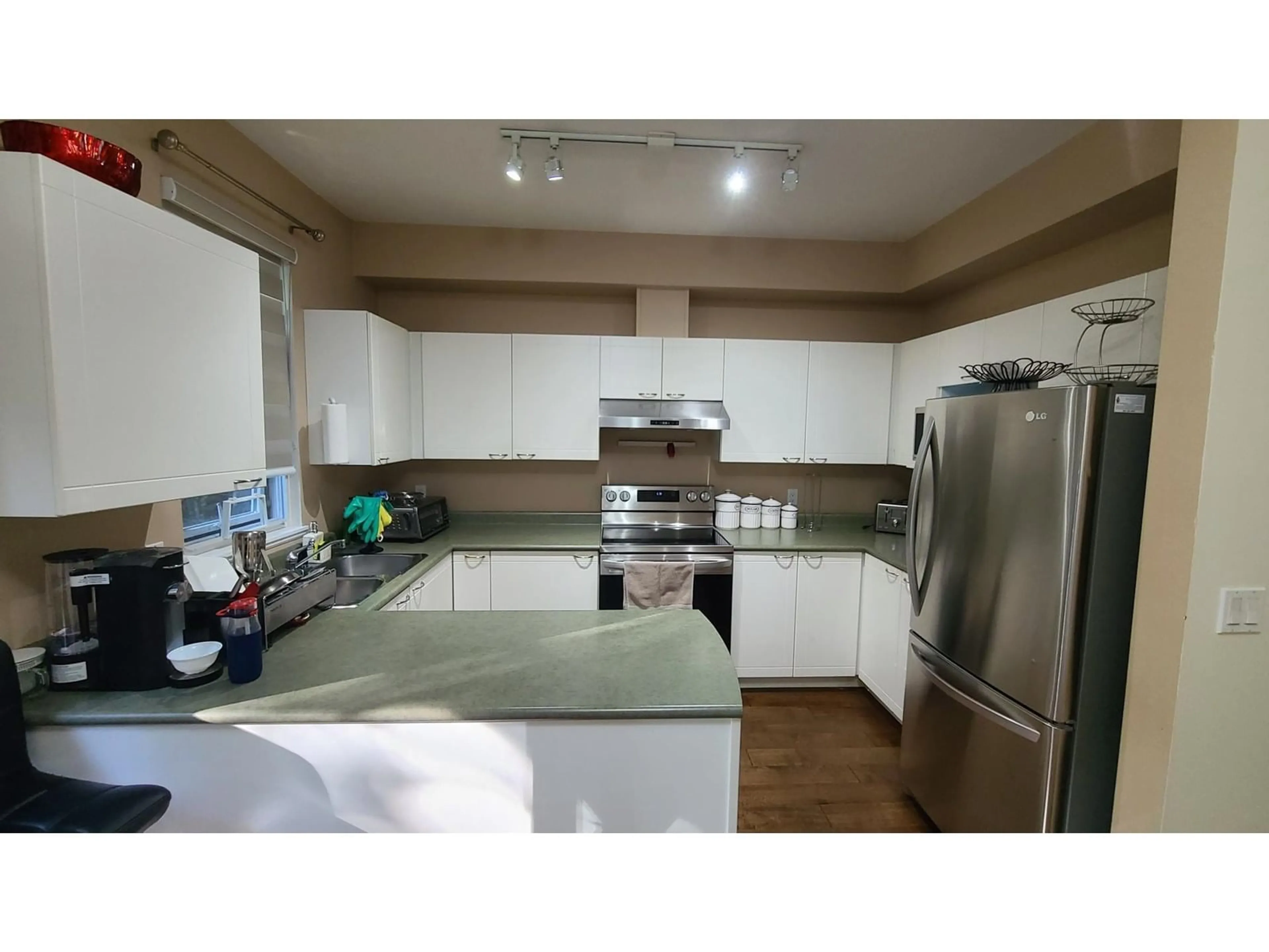 Standard kitchen, unknown for 57 - 15030 58, Surrey British Columbia V3S9G3