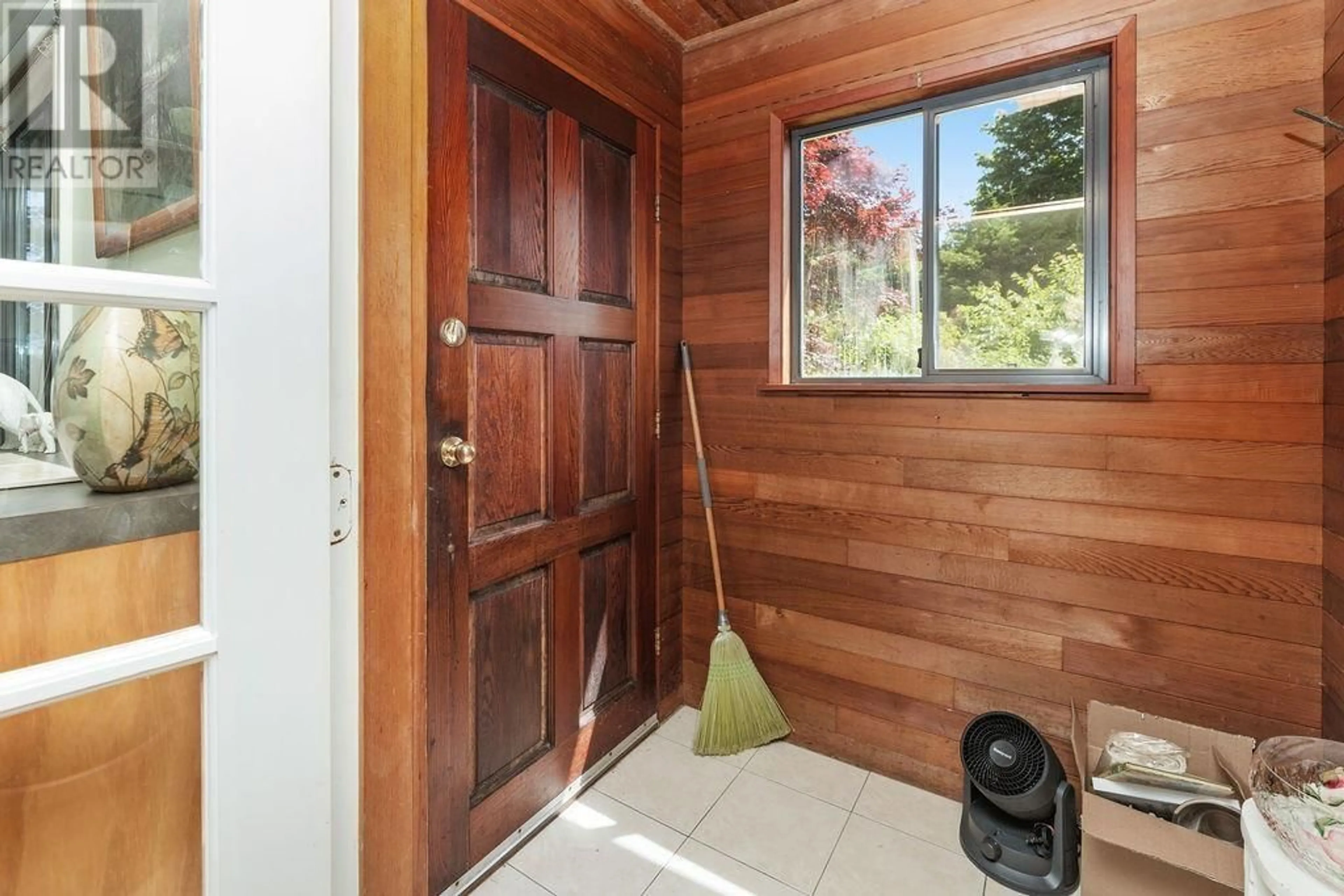 Indoor foyer for 1064 ROSAMUND ROAD, Gibsons British Columbia V0N1V3