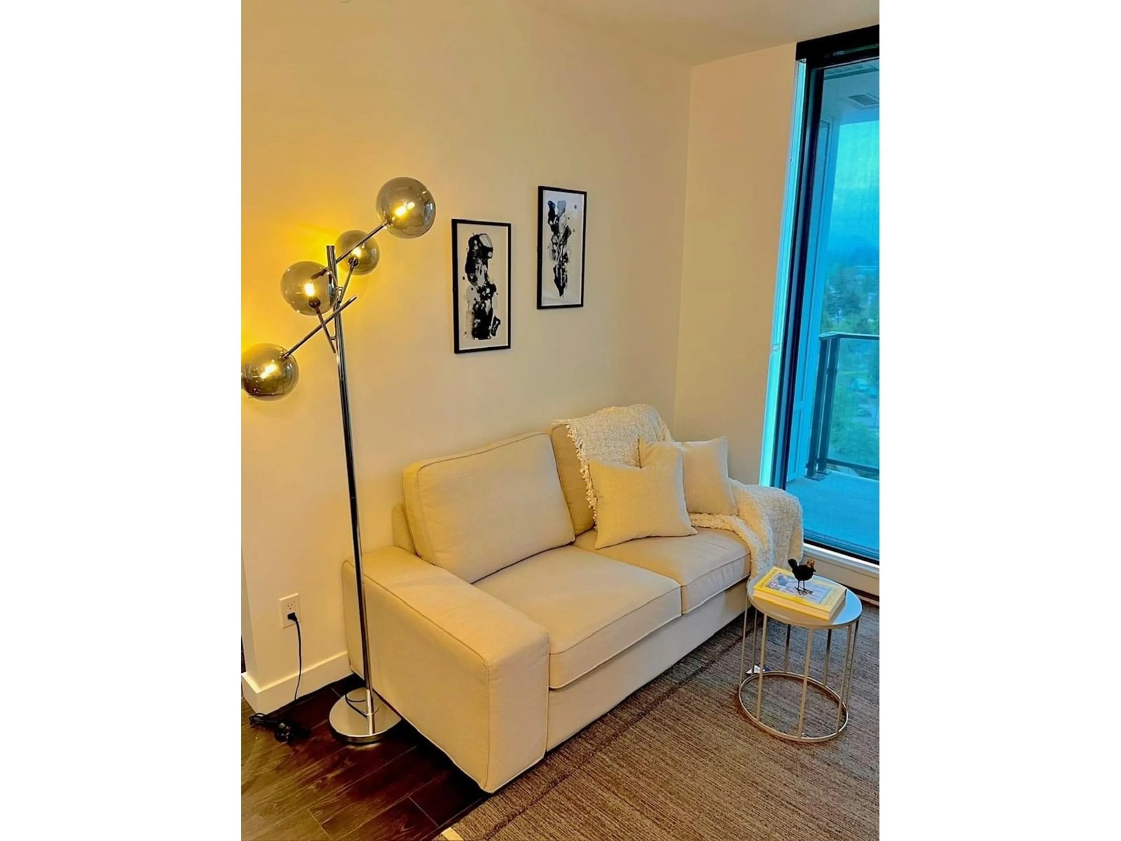Living room with furniture, wood/laminate floor for 1105 - 9887 WHALLEY, Surrey British Columbia V3T0P4