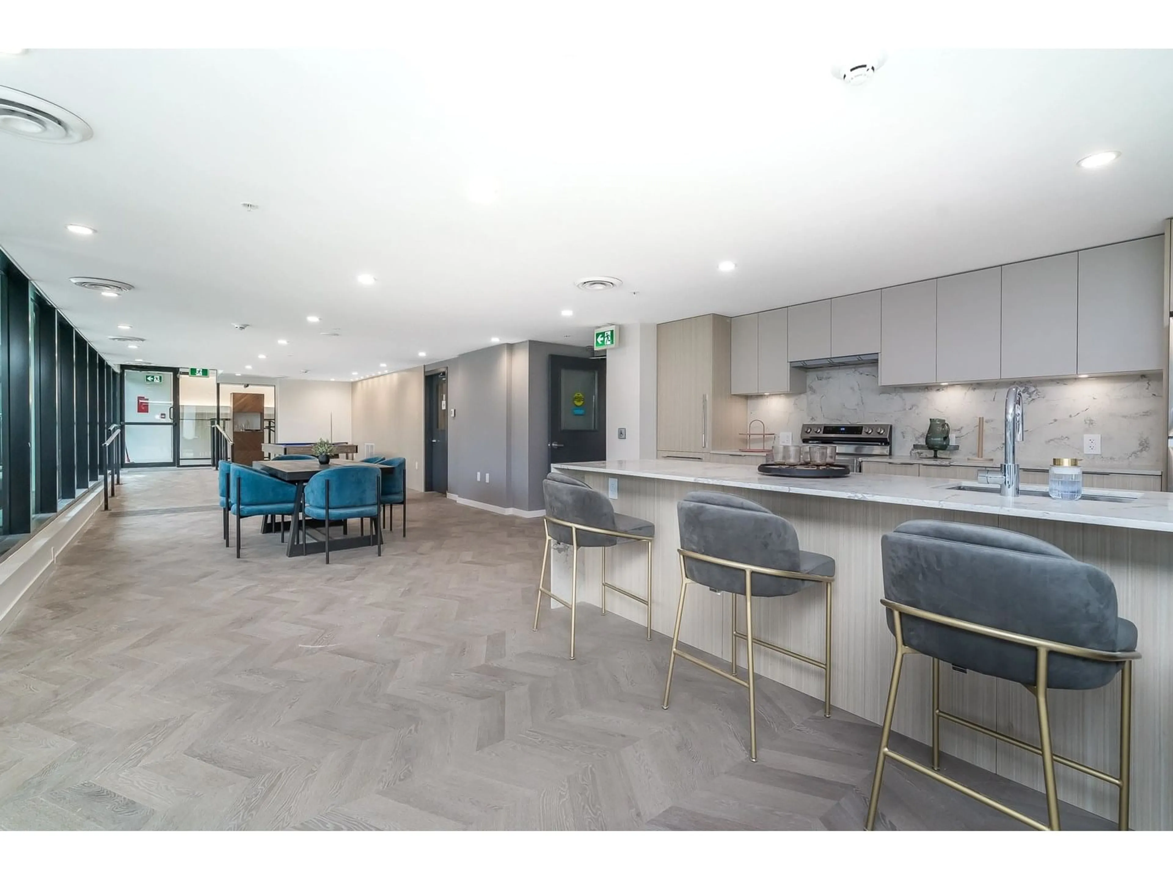 Open concept kitchen, ceramic/tile floor for 417 - 10333 133, Surrey British Columbia V3T0V1