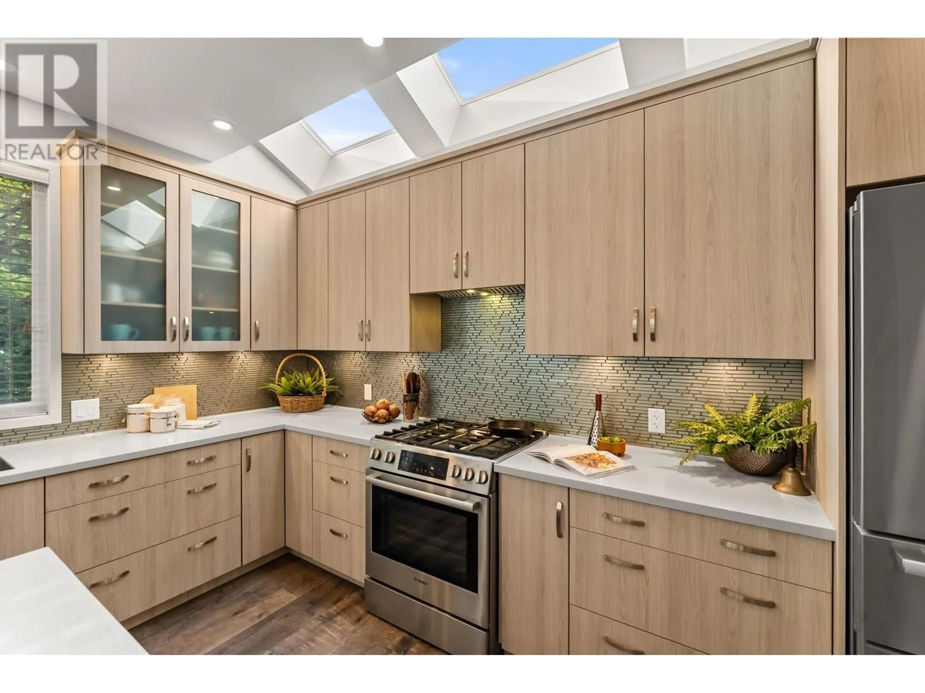 Contemporary kitchen, unknown for 8075 BRADLEY AVENUE, Burnaby British Columbia V5J3T9