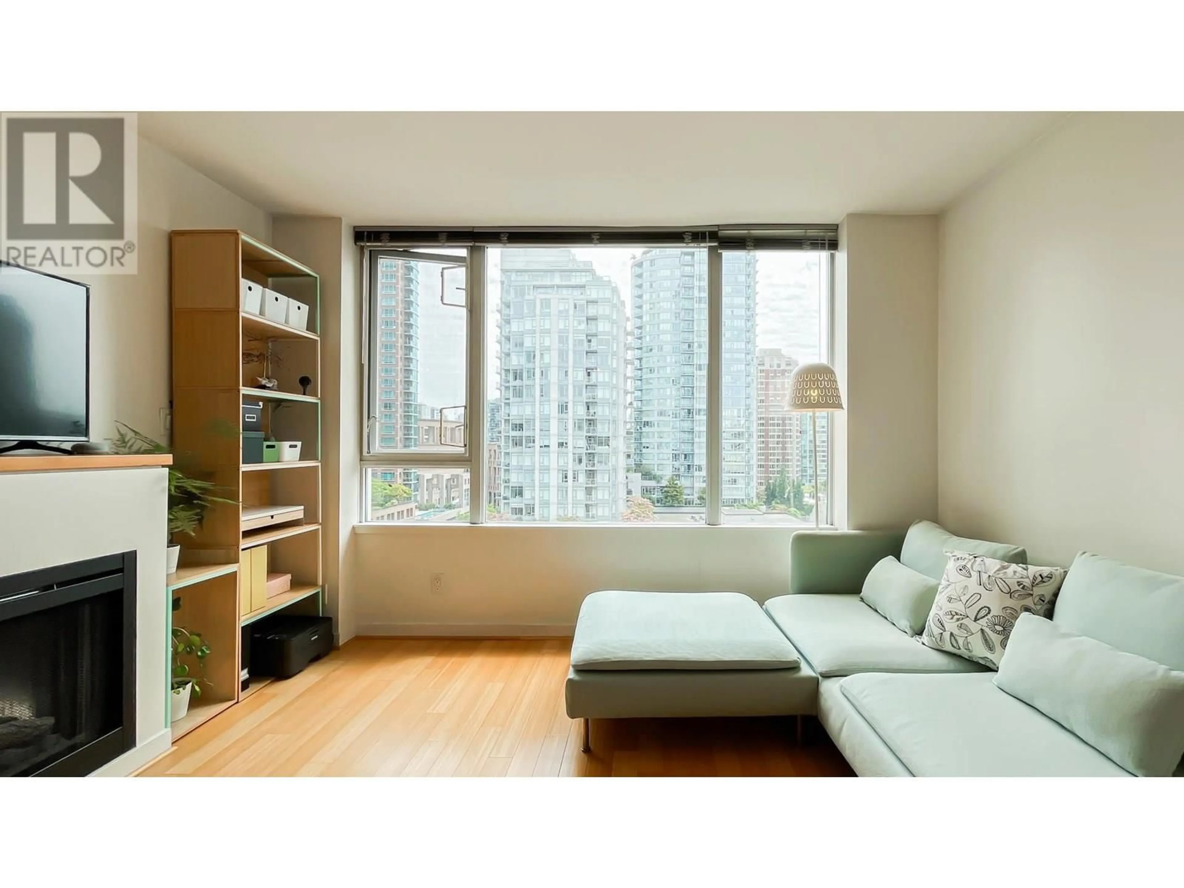 Living room with furniture, wood/laminate floor for 809 - 822 SEYMOUR STREET, Vancouver British Columbia V6B1L7