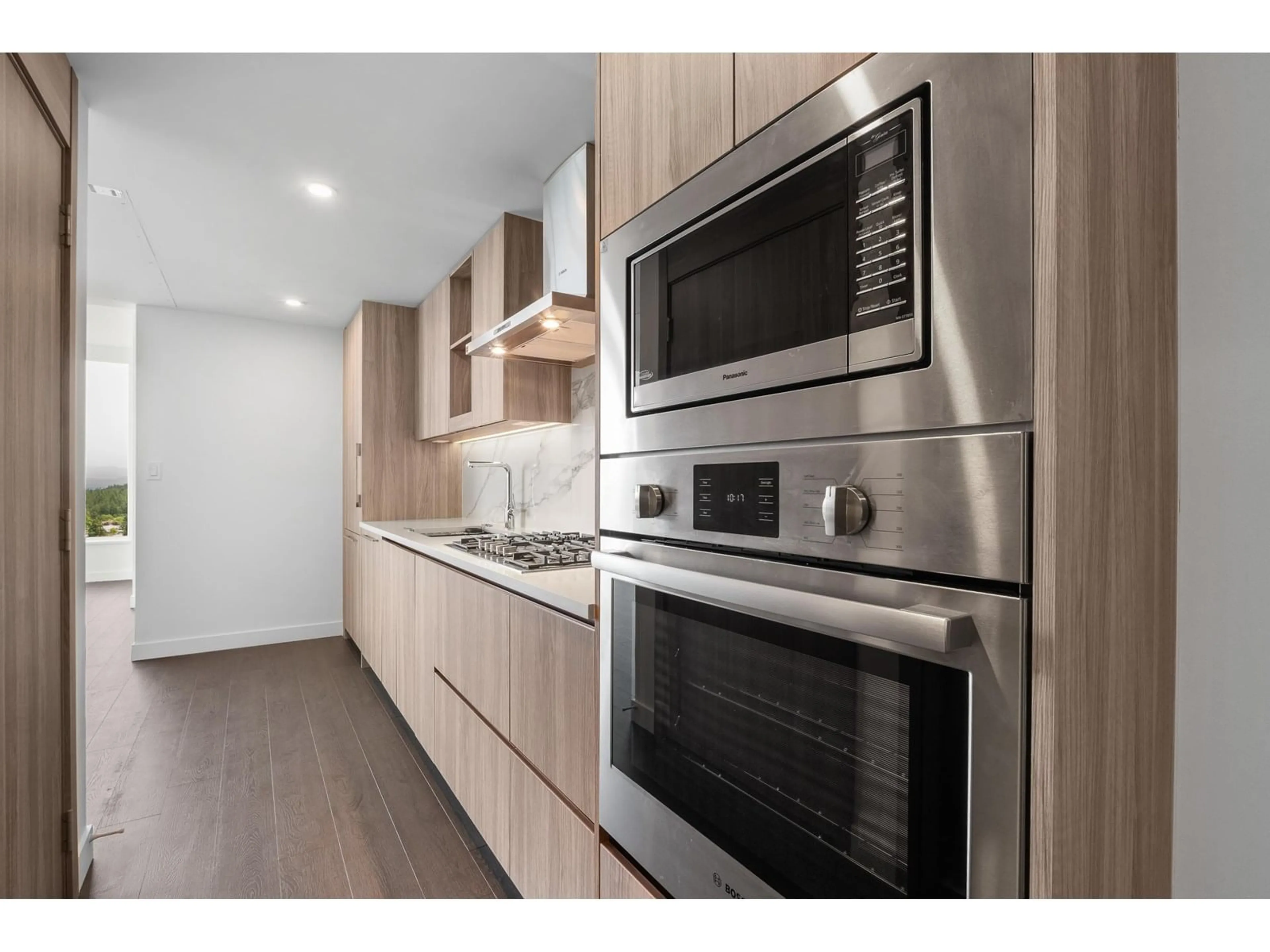 Standard kitchen, wood/laminate floor for 3302 - 13768 100, Surrey British Columbia V3T0V2