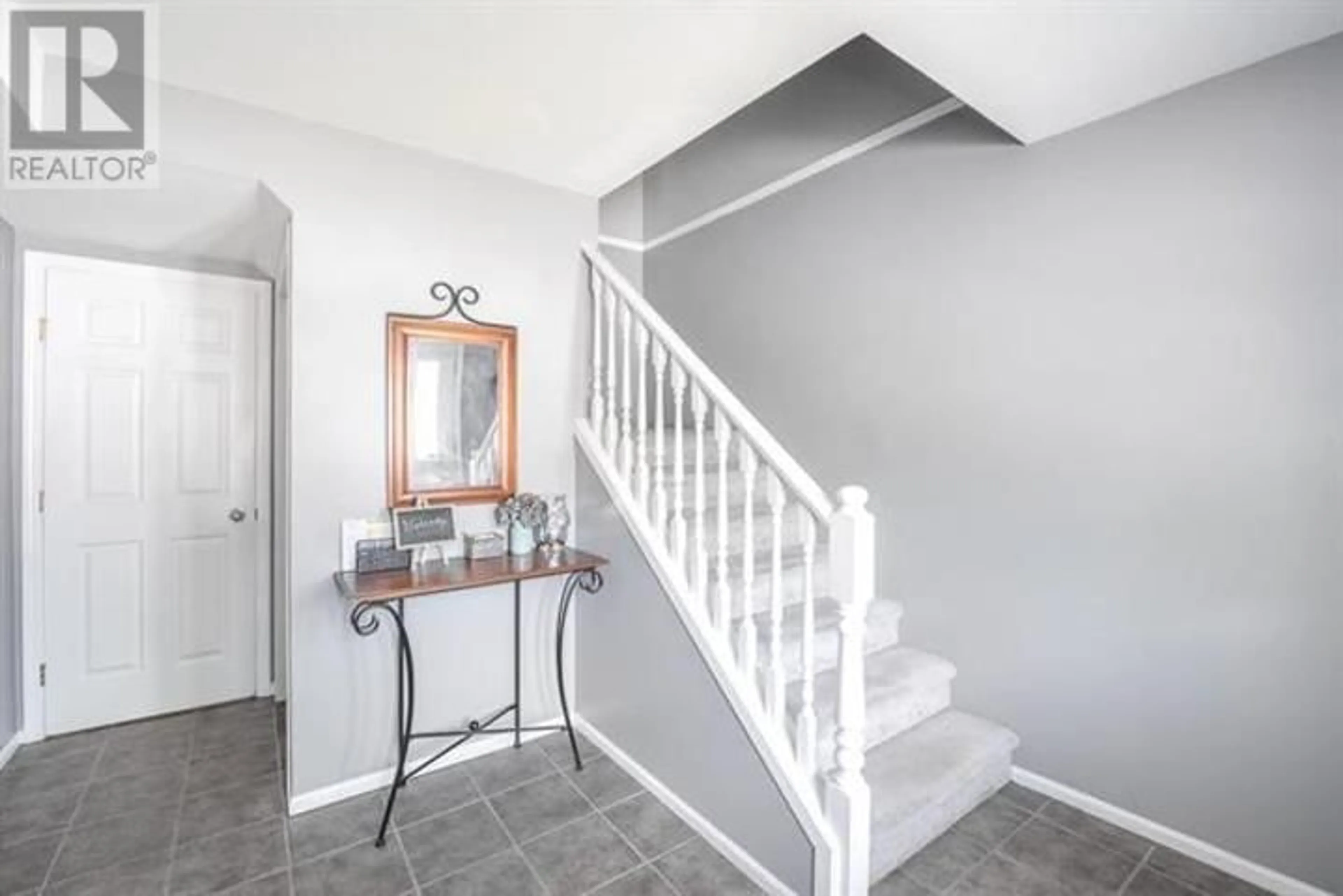 Indoor entryway for 23016 CLIFF AVENUE, Maple Ridge British Columbia V2X7Z9