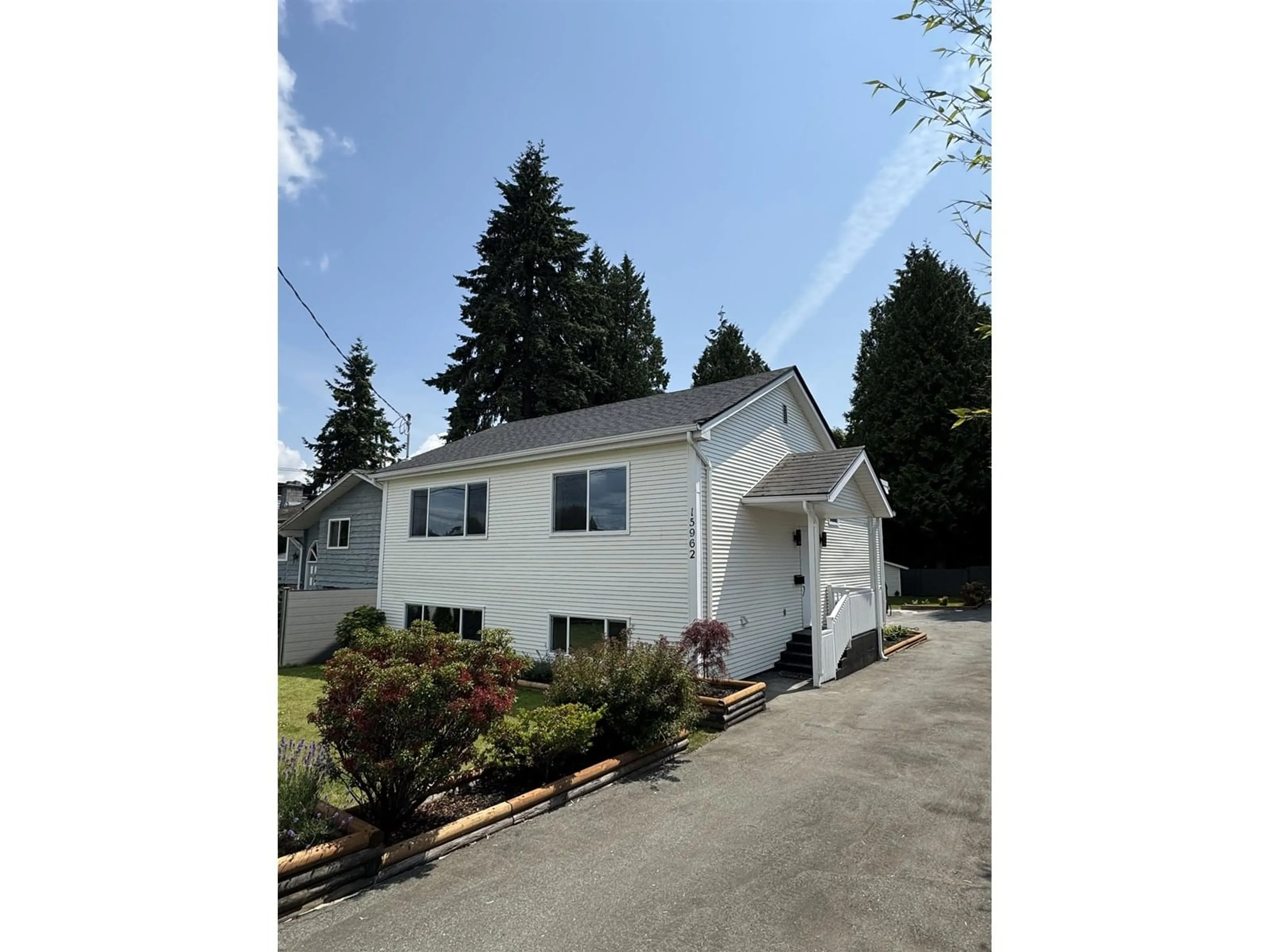 Home with vinyl exterior material, street for 15962 NORTH BLUFF, White Rock British Columbia V4B3G8